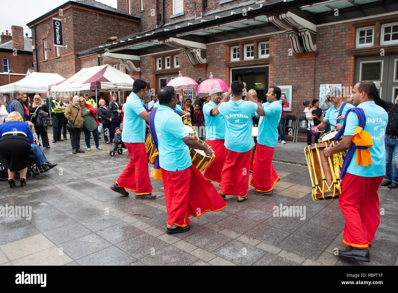 Warrington, Royaume-Uni, 29 juillet 2018. Warrington Communautés Ethniques Association (WECA) a tenu sa cinquième festival annuel MELA. L'habitude de marche de l'hôtel de ville n'a pas eu lieu en raison du temps humide et venteux et l'événement qui aurait dû avoir lieu dans le Queen's Gardens à Palmyre Square, à proximité du centre-ville, a été changé à l'intérieur de la parr Hall Building Banque D'Images