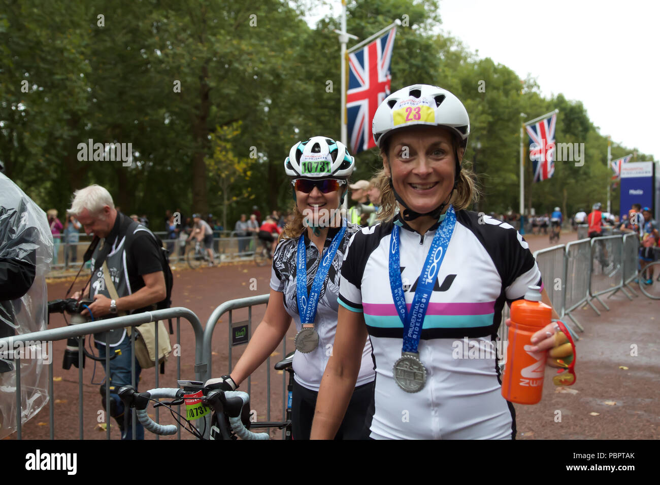 London,UK,29 Juillet 2018,Louise Minchin, journaliste britannique Prudential RideLondon complète la qui est le plus grand festival de vélo, avec plus de 100 000 cyclistes, y compris certains des plus grands professionnels du monde, le vélo plus de trois millions de kilomètres au cours de la fin de semaine. Spectateurs bordent la route et le centre commercial sur la ligne d'arrivée. Credit : Keith Larby/Alamy Live News Banque D'Images