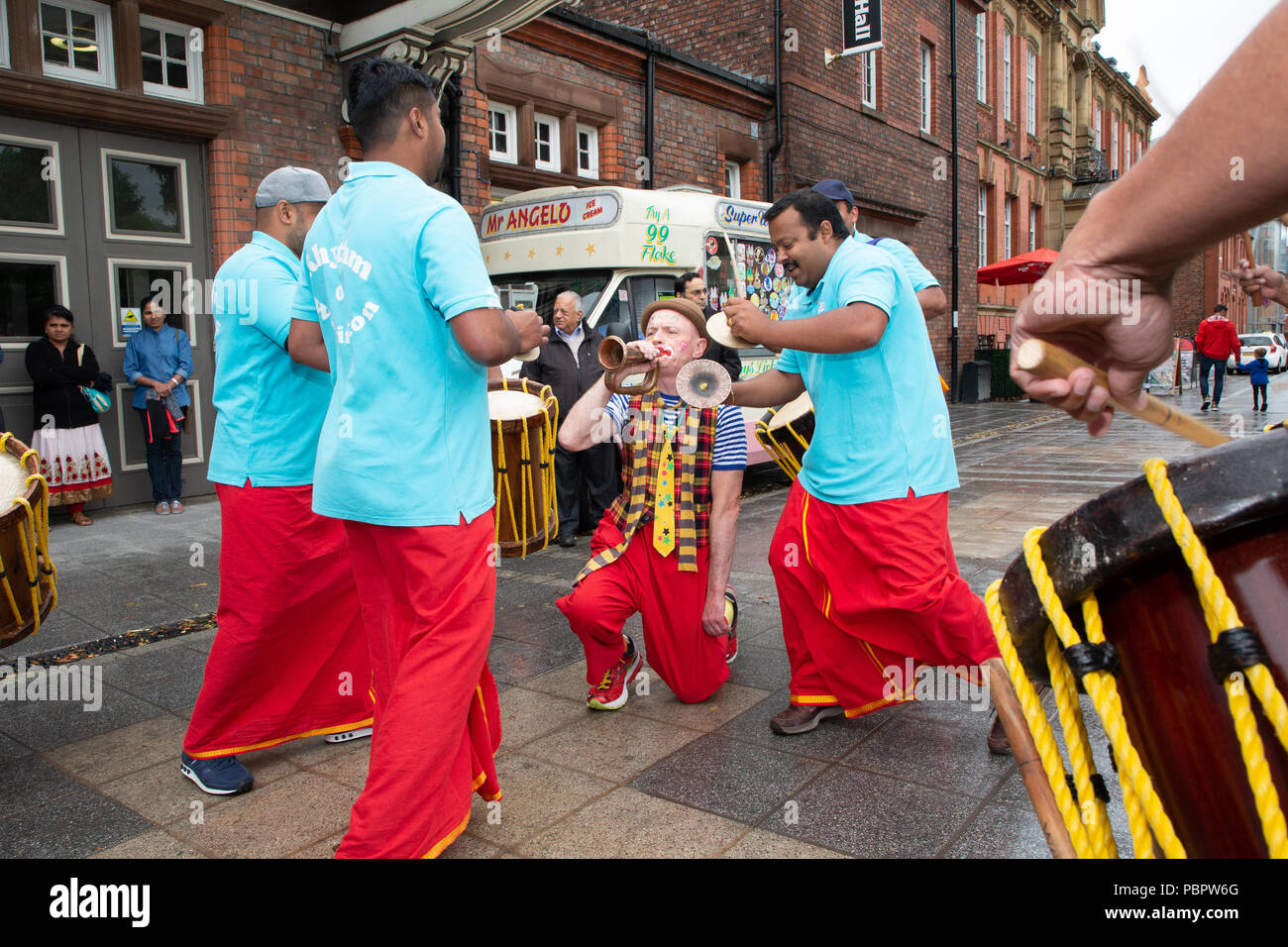 Warrington, Royaume-Uni, 29 juillet 2018. 29 juillet 2018 - Warrington Communautés Ethniques Association (WECA) a tenu sa cinquième Festival MELA. L'habitude de marche de l'hôtel de ville n'a pas eu lieu en raison du temps humide et venteux et l'événement qui aurait dû avoir lieu dans le Queen's Gardens à Palmyre Square, à proximité du centre-ville, a été changé à l'intérieur de la parr Hall Building Banque D'Images