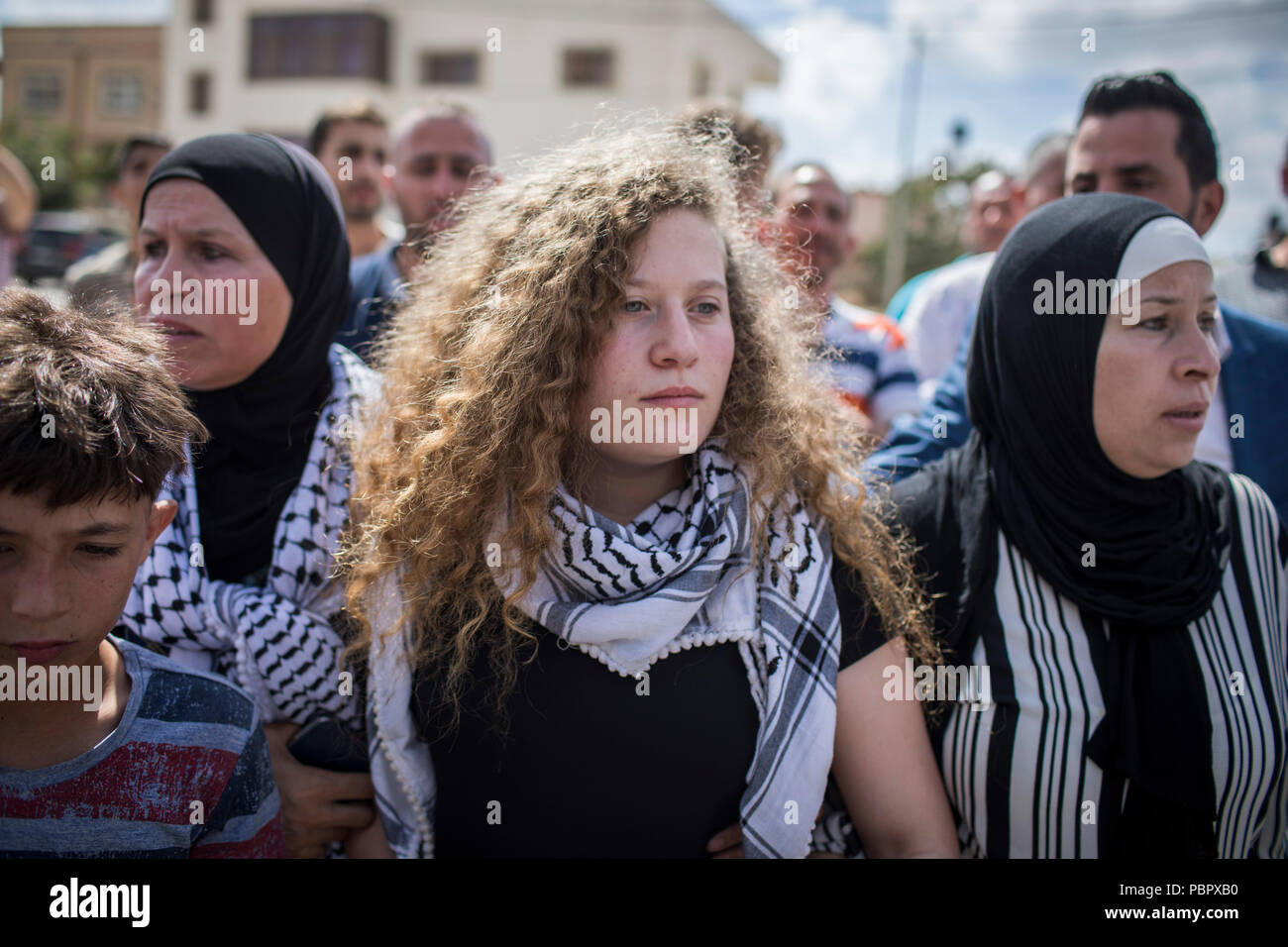 Nabi Saleh, en Cisjordanie. 29 juillet, 2018. L'Upesed activiste  palestinien Tamimi (C) arrive pour une conférence de presse, avec sa mère  Nariman (R), après sa libération d'une prison israélienne où elle a