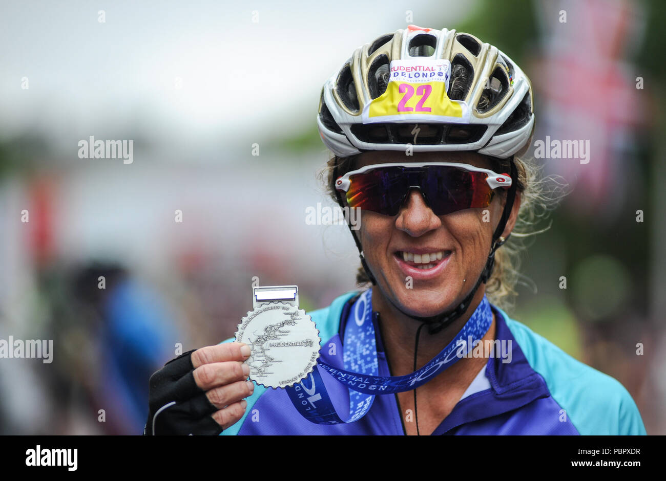 Le centre de Londres, Royaume-Uni, le 29 juillet 2018. Prudential RideLondon-Surrey 100. Ancien Olympien GO Sally Gunnell MBE montre sa médaille après avoir terminé le London - Surrey 100 ride sur le Mall, qui voit 26 000 cyclistes amateurs prendre sur un défi cycliste pas comme les autres par Londres et le Surrey sur une voie similaire à celle de l'Olympique de Londres 2012 courses sur route, dans le cadre de la Prudential RideLondon Festival de week-end à vélo. @ David Partridge / Alamy Live News Banque D'Images