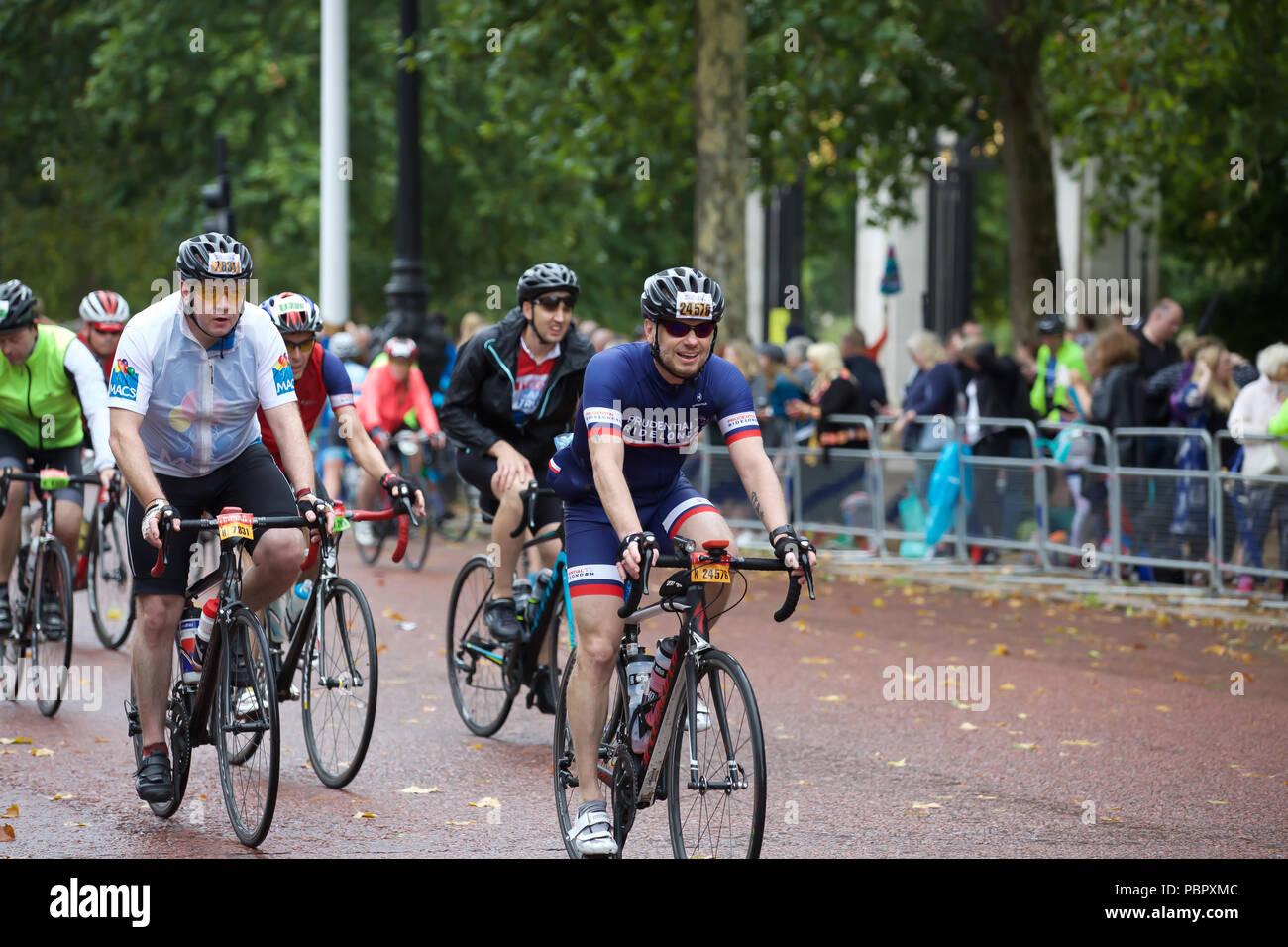 London,UK,29 Juillet 2018,Prudential Ride London est le plus grand festival de vélo, avec plus de 100 000 cyclistes, y compris certains des plus grands professionnels du monde, le vélo plus de trois millions de kilomètres au cours de la fin de semaine. Spectateurs bordent la route et le centre commercial sur la ligne d'arrivée. Credit : Keith Larby/Alamy Live News Banque D'Images