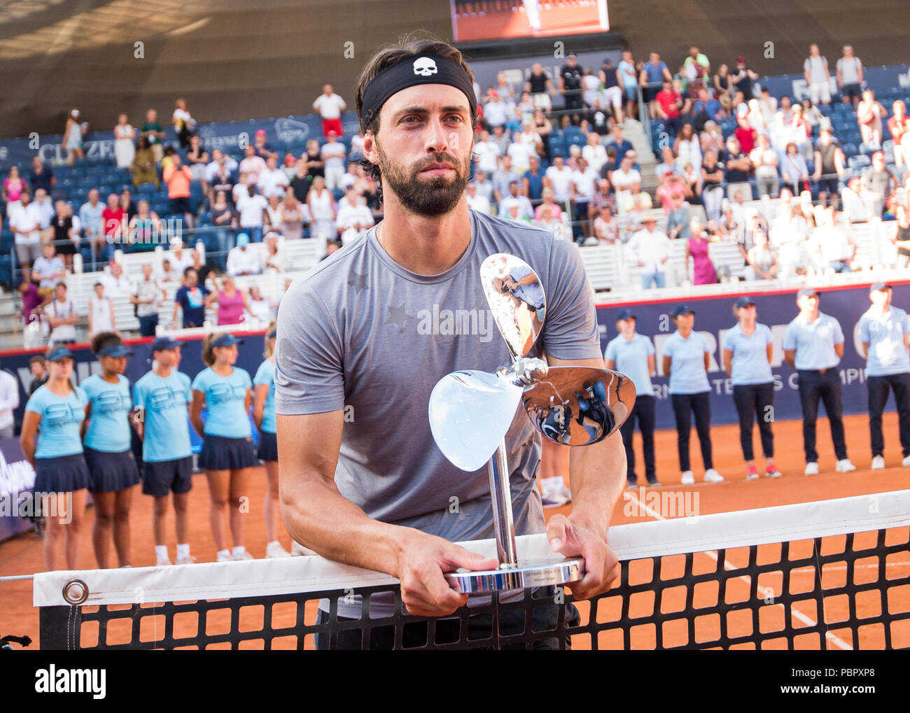 29 juillet 2018, l'Allemagne, Hambourg, Tennis ATP Tour German Open, des célibataires, des hommes, dans la finale Tennis Stadium à Rothenbaum : Basilashvili (Géorgie) - Mayer (Argentine). Nikoloz Basilashvili montre le trophée après sa victoire. Photo : Daniel Bockwoldt/dpa Banque D'Images