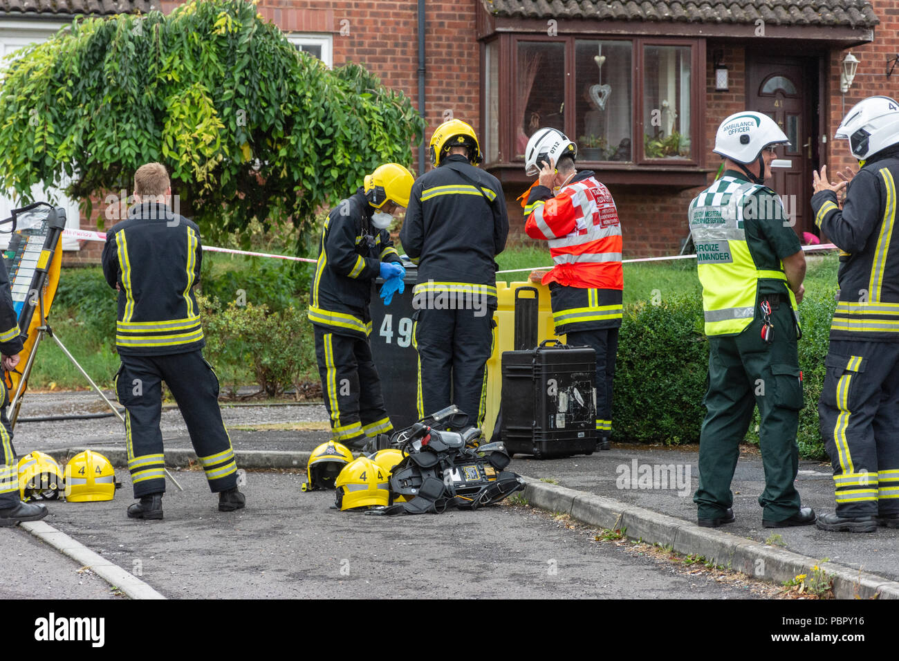 Westbury Wiltshire UK 29 juillet 2018 une femme ouvrit un paquet d'amazon et a subi des brûlures à son doigt non identifiés d'une poudre blanche. Les services d'urgence traiter l'incident avec une extrême prudence en raison des cas novichok en comté. L'essai de substances nocives non équipe hazmat. kit avec Estelle Crédit/Alamy sous gaine live news Banque D'Images