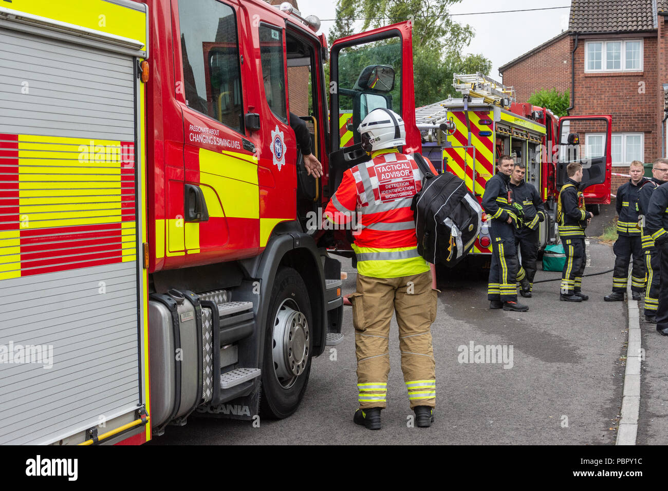 Westbury Wiltshire UK 29 juillet 2018 une femme ouvrit un paquet d'amazon et a subi des brûlures à son doigt non identifiés d'une poudre blanche. Les services d'urgence traiter l'incident avec une extrême prudence en raison des cas novichok en comté. L'essai de substances nocives non. Membre de l'équipe Hazmat confiring avec Estelle Crédit pompiers/Alamy sous gaine live news Banque D'Images