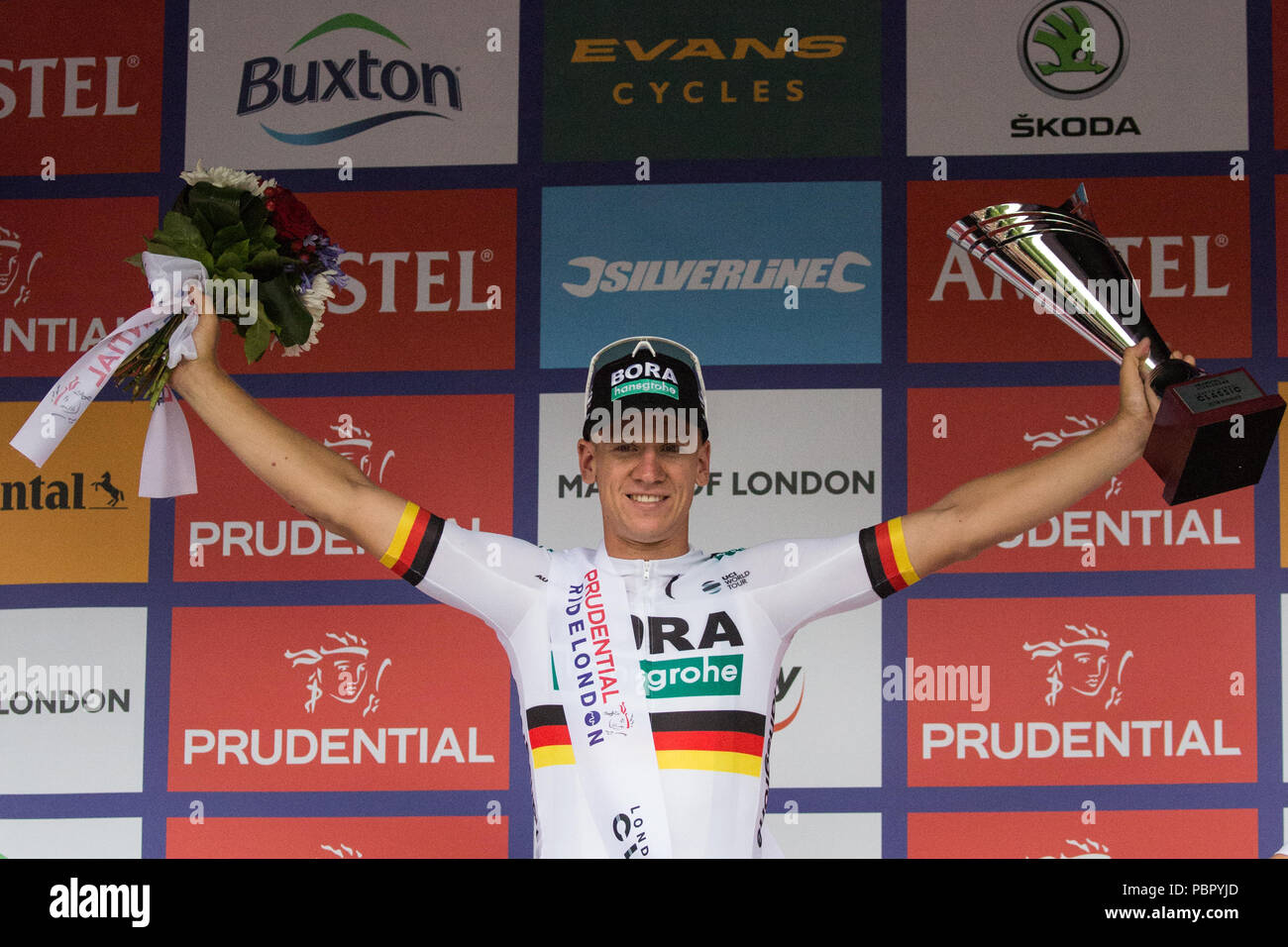 Londres, Royaume-Uni. 29 juillet, 2018. Pascal Ackermann de l'équipe remportant le Bora-Hansgrohe célèbre Prudential RideLondon-Surrey Classic, la Grande-Bretagne ne men's World Tour UCI race et les pays les plus riches du monde course d'une journée avec des prix d'une valeur de 100 000 euros à gagner. Banque D'Images