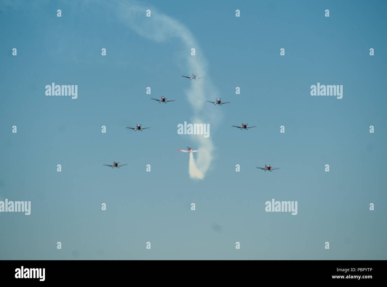 Malaga, Espagne. 29 juillet, 2018. Un groupe d'avions effectuer sur l'air pendant les 2018 Torre del Mar International Air Festival à Torre del Mar, près de Malaga.L 2018 Torre del Mar International Air Festival est organisé les 27, 28 et 29 juillet, attire plus de 300 000 spectateurs. Credit : Jésus Merida/SOPA Images/ZUMA/Alamy Fil Live News Banque D'Images