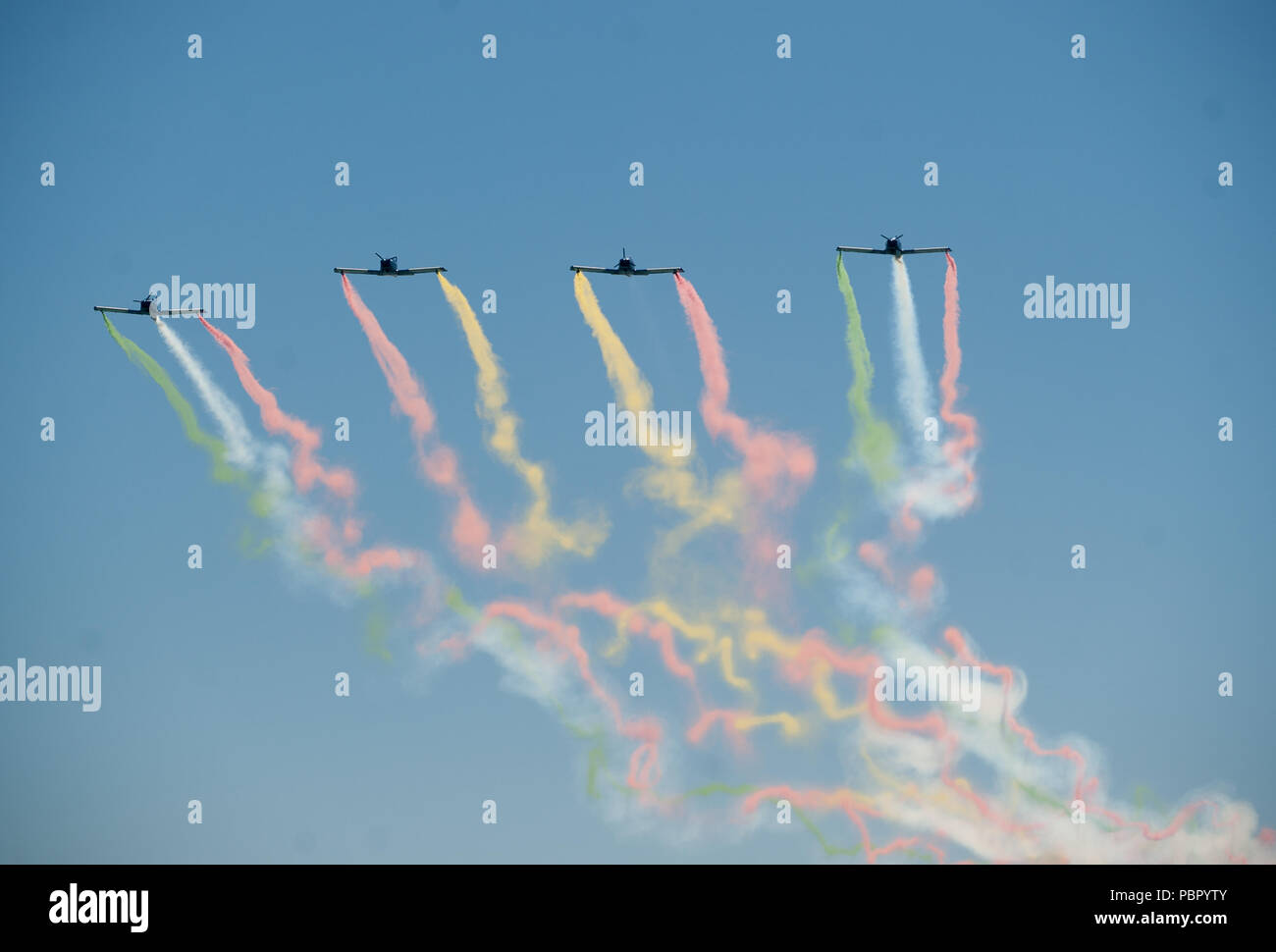 Malaga, Espagne. 29 juillet, 2018. Un groupe d'avions effectuer sur l'air pendant les 2018 Torre del Mar International Air Festival à Torre del Mar, près de Malaga.L 2018 Torre del Mar International Air Festival est organisé les 27, 28 et 29 juillet, attire plus de 300 000 spectateurs. Credit : Jésus Merida/SOPA Images/ZUMA/Alamy Fil Live News Banque D'Images
