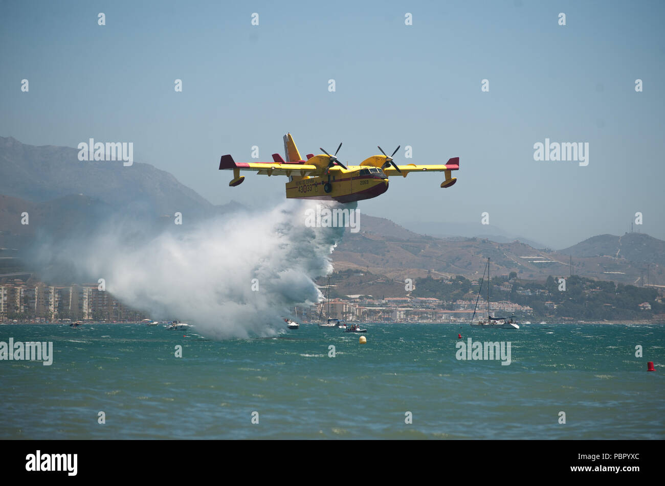 Malaga, Espagne. 29 juillet, 2018. Un Canadair CL-215 effectuer sur l'air pendant les 2018 Torre del Mar International Air Festival à Torre del Mar, près de Malaga.L 2018 Torre del Mar International Air Festival est organisé les 27, 28 et 29 juillet, attire plus de 300 000 spectateurs. Credit : Jésus Merida/SOPA Images/ZUMA/Alamy Fil Live News Banque D'Images