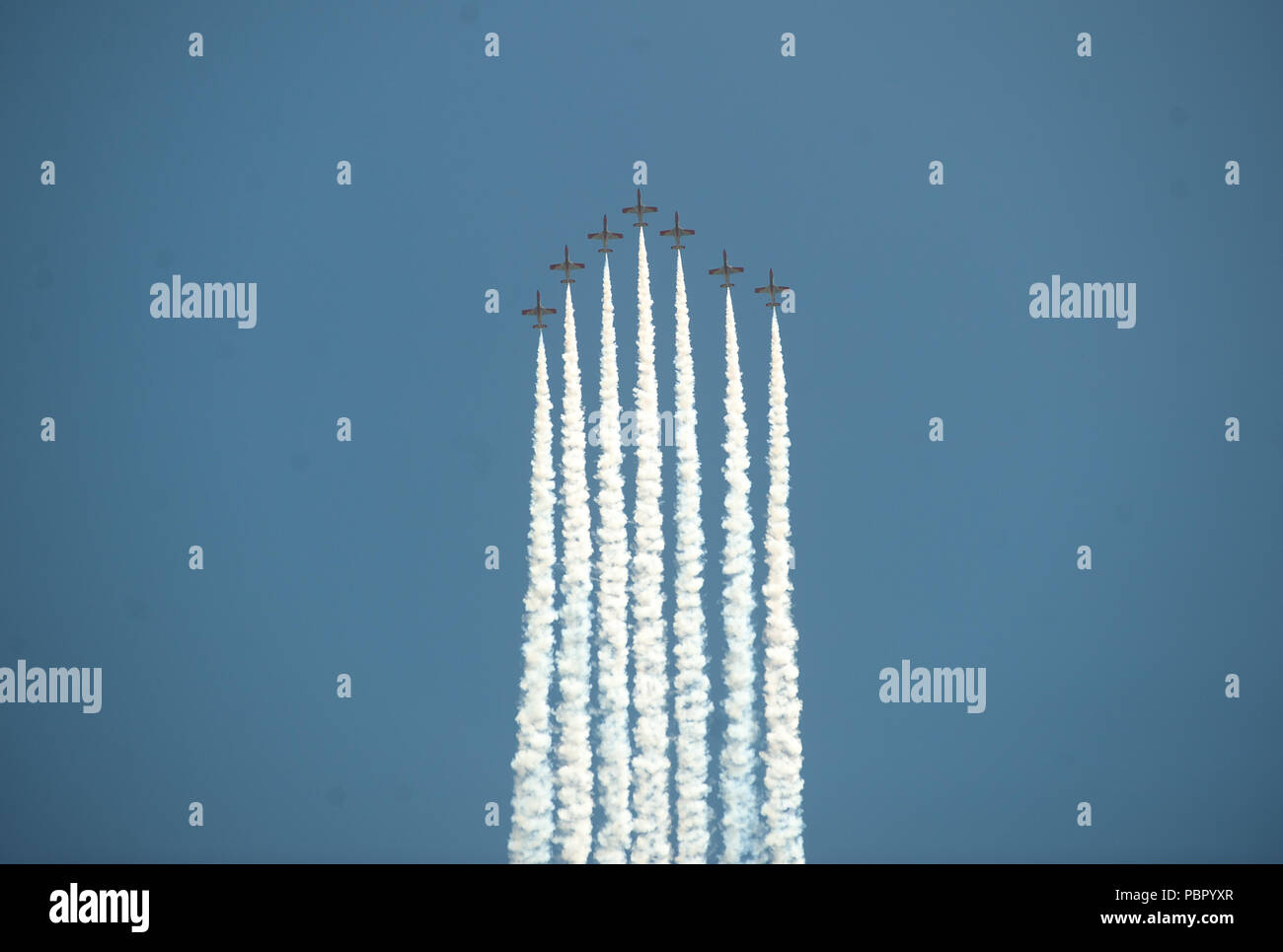 Malaga, Espagne. 29 juillet, 2018. Les membres de l'équipe de l'Armée de l'air espagnole "Patrulla Aguila' effectuer sur l'air pendant les 2018 Torre del Mar International Air Festival à Torre del Mar, près de Malaga.L 2018 Torre del Mar International Air Festival est organisé les 27, 28 et 29 juillet, attire plus de 300 000 spectateurs. Credit : Jésus Merida/SOPA Images/ZUMA/Alamy Fil Live News Banque D'Images