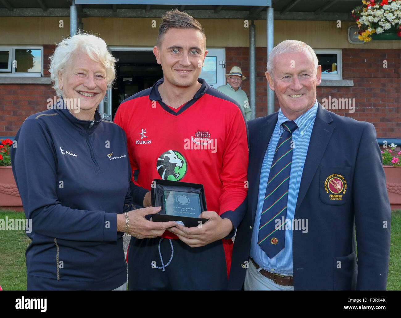 La Pelouse, Waringstown, Irlande du Nord, Royaume-Uni. 29 juillet, 2018. Le Lagan Valley Steels vingt 20 2018 Finale de la coupe. Waringstown v North Down. Dame Mary Peters. Lee Nelson (Homme du Match gagnant - Waringstown) et Clarence HIles (UNC) Président.Crédit : David Hunter/Alamy Live News. Banque D'Images