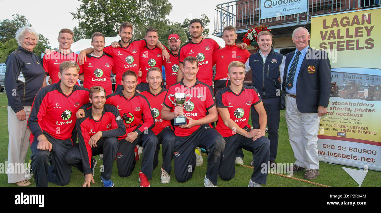 La Pelouse, Waringstown, Irlande du Nord, Royaume-Uni. 29 juillet, 2018. Le Lagan Valley Steels vingt 20 2018 Finale de la coupe. Waringstown v North Down. Waringstown avec la coupe. Crédit : David Hunter/Alamy Live News. Banque D'Images