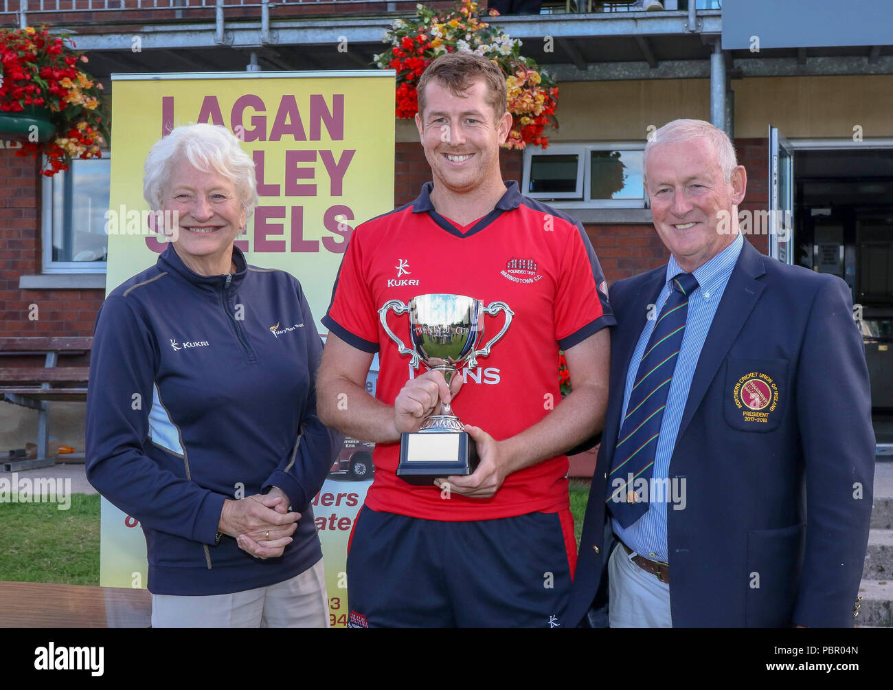 La Pelouse, Waringstown, Irlande du Nord, Royaume-Uni. 29 juillet, 2018. Le Lagan Valley Steels vingt 20 2018 Finale de la coupe. Waringstown v North Down. Dame Mary Peters. Greg Thompson (capitaine) Waringstown et Clarence HIles (UNC) Président. Crédit : David Hunter/Alamy Live News. Banque D'Images