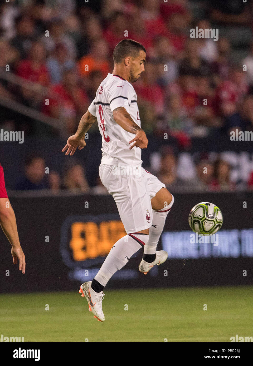 Carson, CA. Le 25 juillet, 2018. Le milieu de terrain du Milan AC Jésus Joaquin Fernandez Saenz de la Torre (Suso) (8) tente d'obtenir la possession du ballon lors d'un match entre l'AC Milan vs Manchester United le mercredi, 25 juillet 2018 à l'StubHub Center, dans la région de Carson, CA. Manchester United a battu l'AC Milan 1-1 (9-8) les pénalités. (Crédit obligatoire : Juan Lainez/MarinMedia.org/Cal Sport Media) (photographe complet, et de crédit crédit obligatoire) : csm/Alamy Live News Banque D'Images