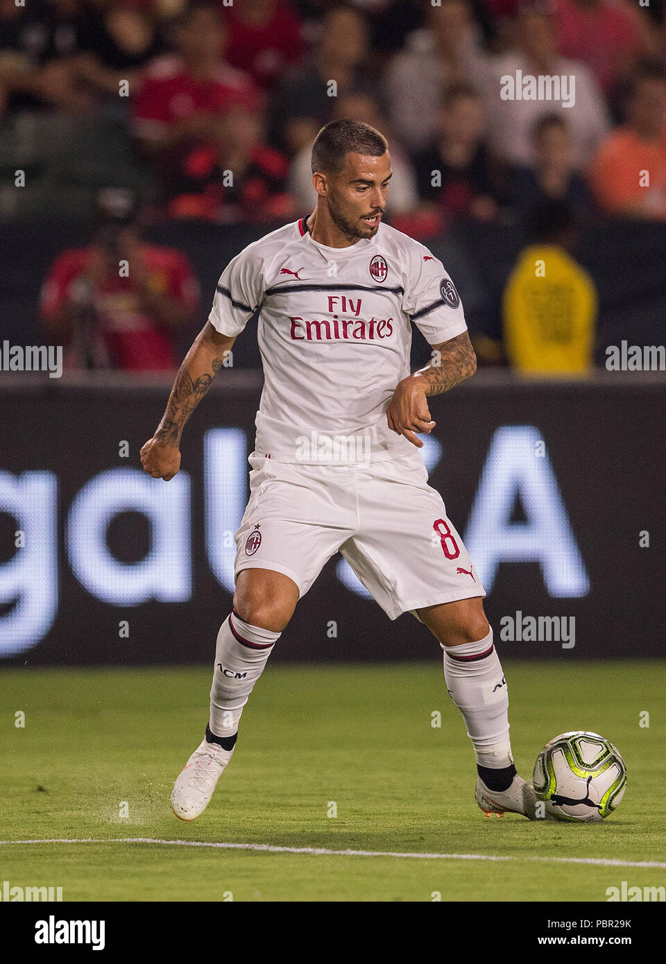 Carson, CA. Le 25 juillet, 2018. Le milieu de terrain du Milan AC Jésus Joaquin Fernandez Saenz de la Torre (Suso) (8) tente d'obtenir la possession du ballon lors d'un match entre l'AC Milan vs Manchester United le mercredi, 25 juillet 2018 à l'StubHub Center, dans la région de Carson, CA. Manchester United a battu l'AC Milan 1-1 (9-8) les pénalités. (Crédit obligatoire : Juan Lainez/MarinMedia.org/Cal Sport Media) (photographe complet, et de crédit crédit obligatoire) : csm/Alamy Live News Banque D'Images