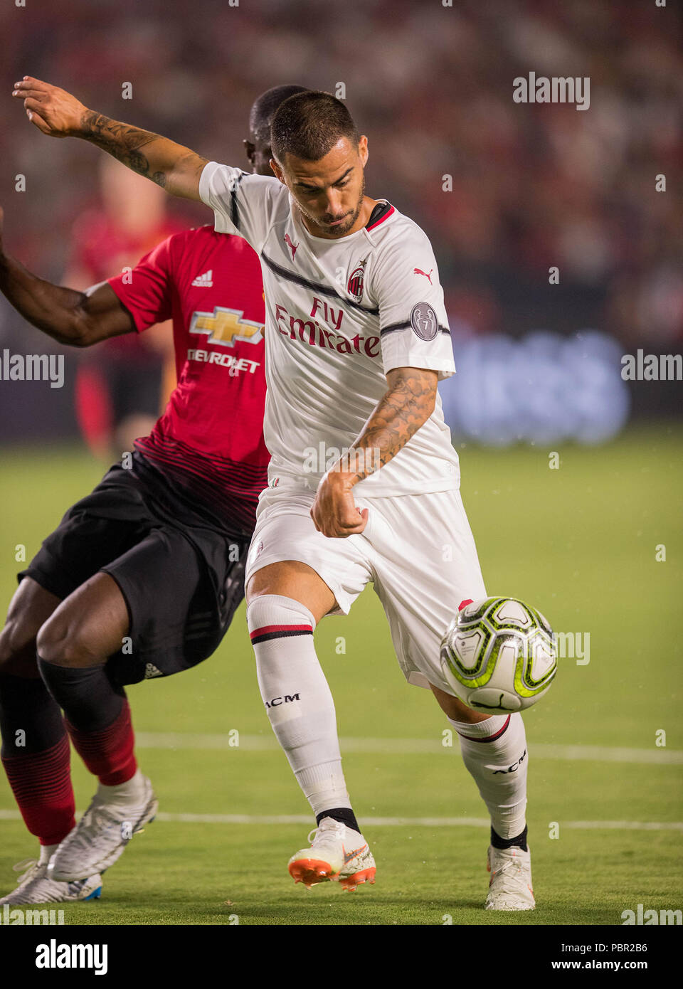 Carson, CA. Le 25 juillet, 2018. Le milieu de terrain du Milan AC Jésus Joaquin Fernandez Saenz de la Torre (Suso) (8) blastes une shot et marque un but lors d'un match entre l'AC Milan vs Manchester United le mercredi, 25 juillet 2018 à l'StubHub Center, dans la région de Carson, CA. Manchester United a battu l'AC Milan 1-1 (9-8) les pénalités. (Crédit obligatoire : Juan Lainez/MarinMedia.org/Cal Sport Media) (photographe complet, et de crédit crédit obligatoire) : csm/Alamy Live News Banque D'Images