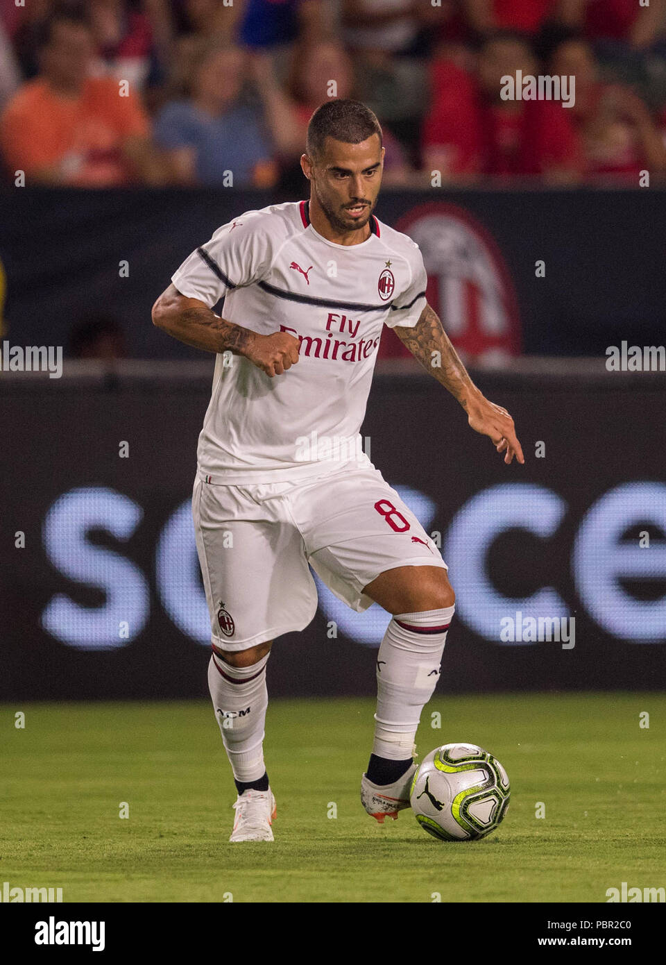 Carson, CA. Le 25 juillet, 2018. Le milieu de terrain du Milan AC Jésus Joaquin Fernandez Saenz de la Torre (Suso) (8) tente d'obtenir la possession du ballon lors d'un match entre l'AC Milan vs Manchester United le mercredi, 25 juillet 2018 à l'StubHub Center, dans la région de Carson, CA. Manchester United a battu l'AC Milan 1-1 (9-8) les pénalités. (Crédit obligatoire : Juan Lainez/MarinMedia.org/Cal Sport Media) (photographe complet, et de crédit crédit obligatoire) : csm/Alamy Live News Banque D'Images