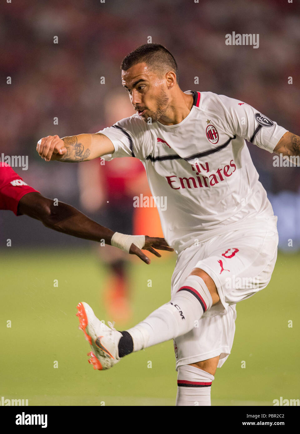 Carson, CA. Le 25 juillet, 2018. Le milieu de terrain du Milan AC Jésus Joaquin Fernandez Saenz de la Torre (Suso) (8) blastes une shot et marque un but lors d'un match entre l'AC Milan vs Manchester United le mercredi, 25 juillet 2018 à l'StubHub Center, dans la région de Carson, CA. Manchester United a battu l'AC Milan 1-1 (9-8) les pénalités. (Crédit obligatoire : Juan Lainez/MarinMedia.org/Cal Sport Media) (photographe complet, et de crédit crédit obligatoire) : csm/Alamy Live News Banque D'Images