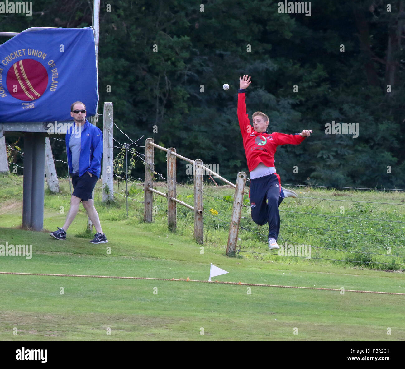 La Pelouse, Waringstown, Irlande du Nord, Royaume-Uni. 29 juillet, 2018. Le Lagan Valley Steels vingt 20 2018 Finale de la coupe. Waringstown v North Down. Cette photo de Ryan Haire bat le Waringstown James McCollum et va pour six. Crédit : David Hunter/Alamy Live News. Banque D'Images
