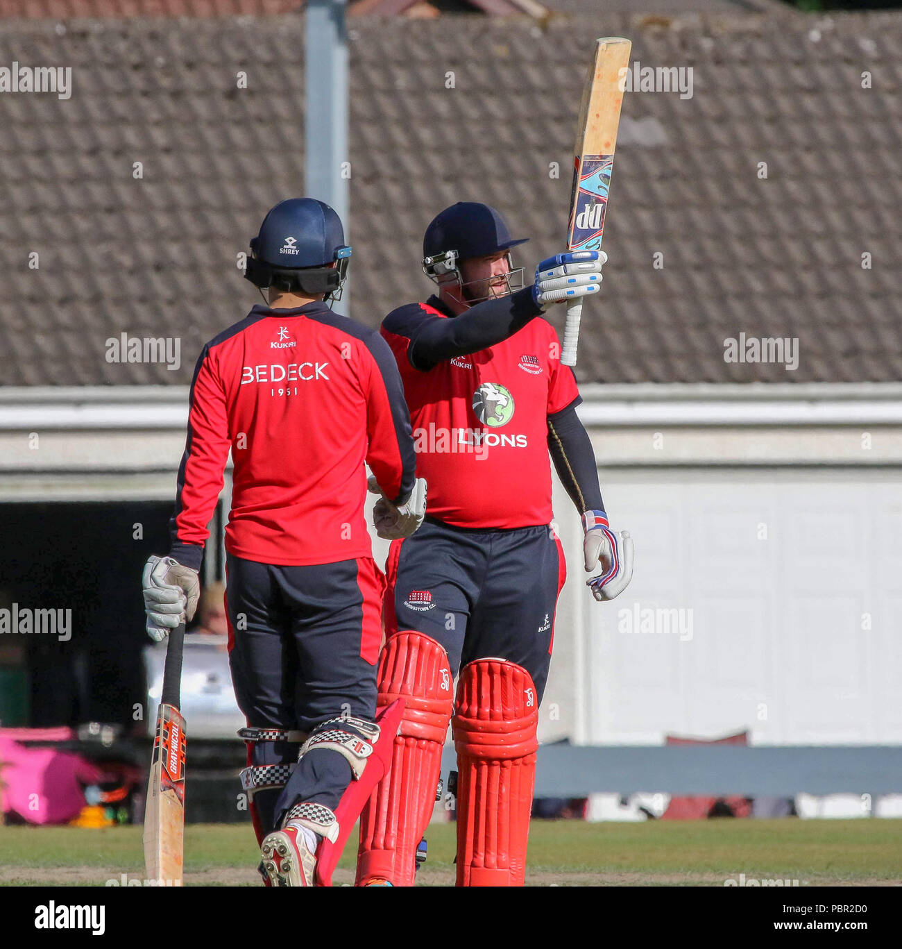 La Pelouse, Waringstown, Irlande du Nord, Royaume-Uni. 29 juillet, 2018. Le Lagan Valley Steels vingt 20 2018 Finale de la coupe. Waringstown v North Down. James Hall (à droite) est félicité pour parvenir à sa cinquante - il a fait 91 pas dehors pour Waringstown. Crédit : David Hunter/Alamy Live News. Banque D'Images
