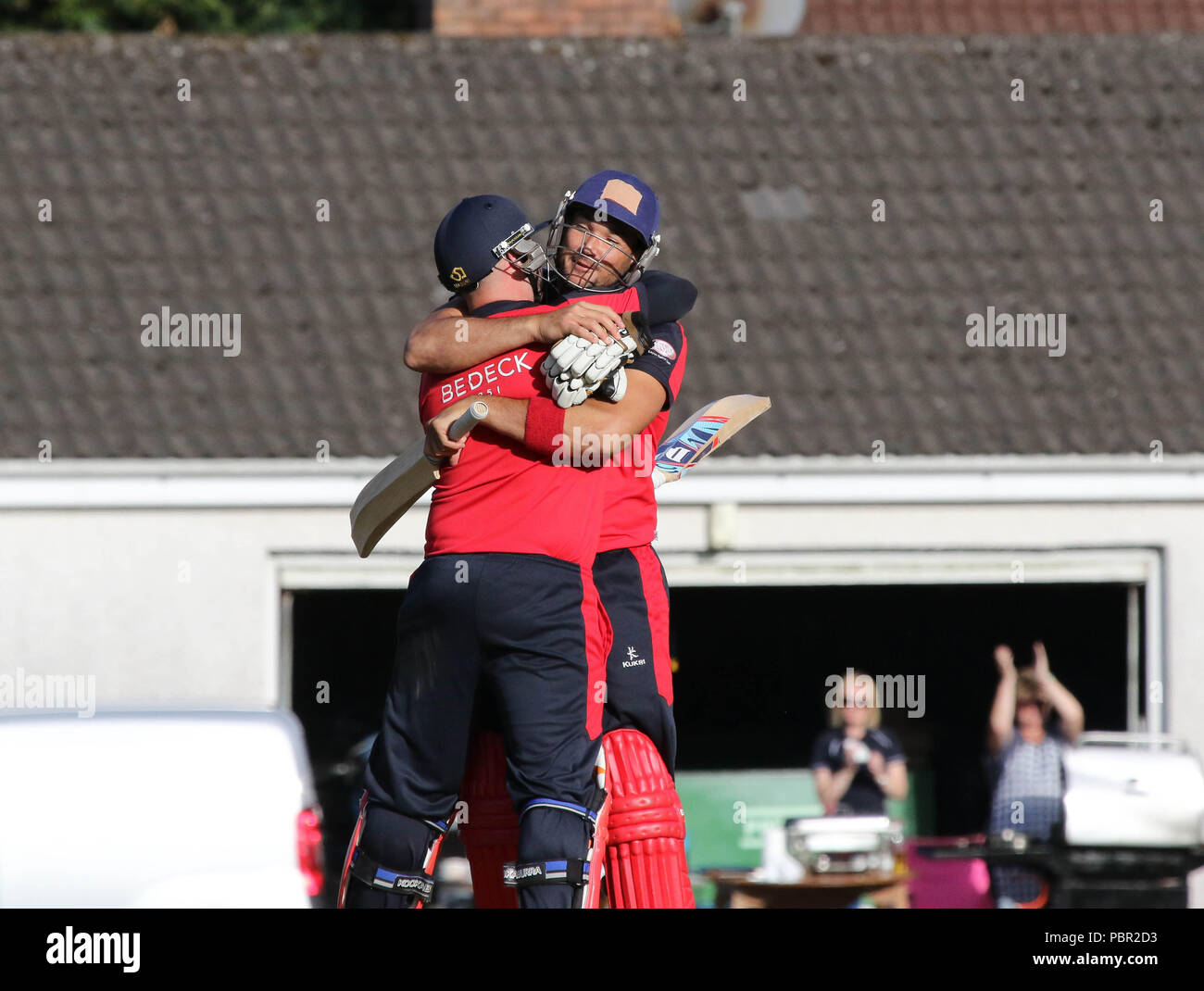 La Pelouse, Waringstown, Irlande du Nord, Royaume-Uni. 29 juillet, 2018. Le Lagan Valley Steels vingt 20 2018 Finale de la coupe. Waringstown v North Down. James Hall (LEF) et Shaheen Khan célébrer la victoire pour Waringstown. Crédit : David Hunter/Alamy Live News. Banque D'Images