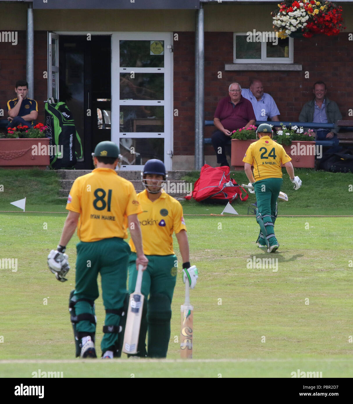 La Pelouse, Waringstown, Irlande du Nord, Royaume-Uni. 29 juillet, 2018. Le Lagan Valley Steels vingt 20 2018 Finale de la coupe. Waringstown v North Down. L'allié de North Down Shields revient au pavillon. Crédit : David Hunter/Alamy Live News. Banque D'Images