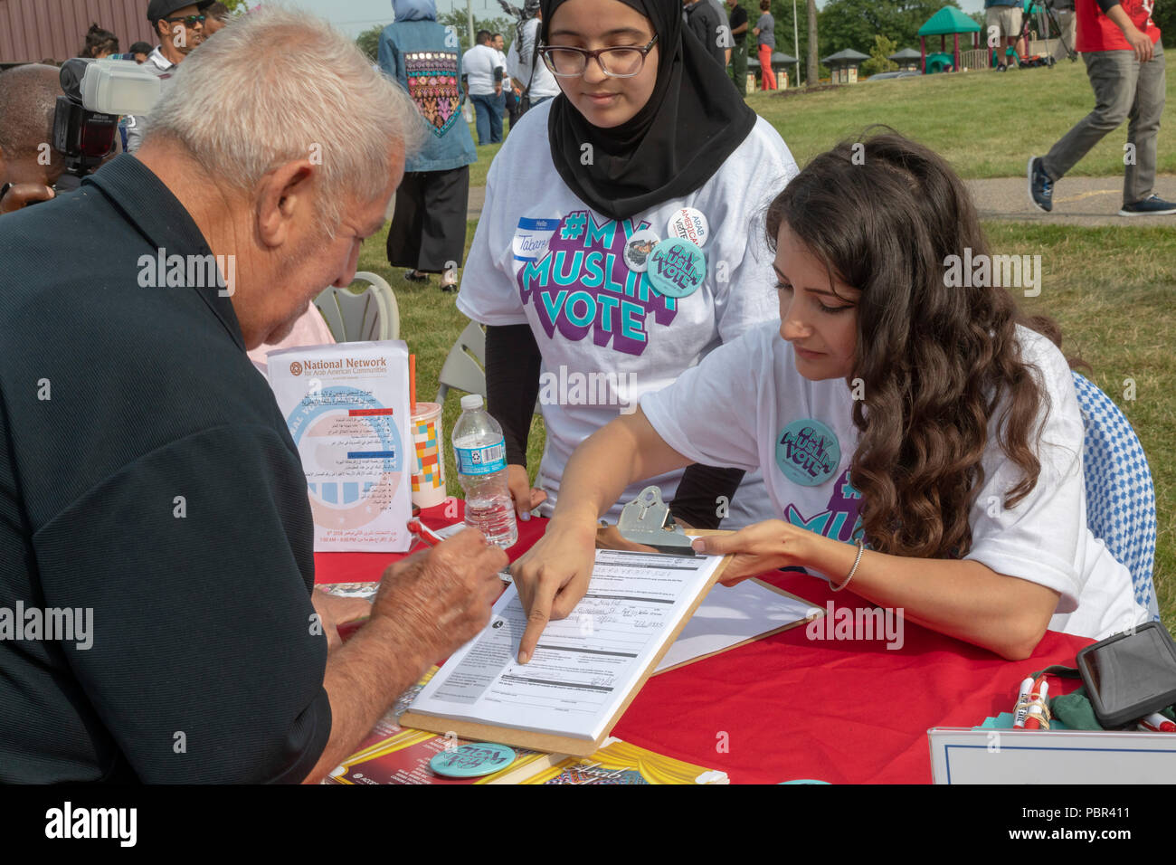 Dearborn, Michigan, USA - 29 juillet 2018 - Un homme s'inscrit pour voter à un Musulman Faire sortir le vote rally, parrainé par plusieurs organismes de la communauté musulmane. Le rallye les divertissements et les discours des musulmans et autres groupes de candidats politiques. Crédit : Jim West/Alamy Live News Banque D'Images