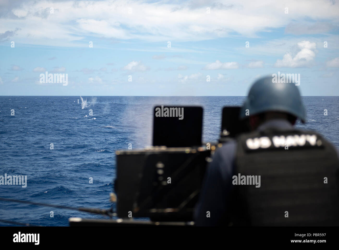 180721-N-MQ094-0317 de l'OCÉAN PACIFIQUE (Juillet 21, 2018) Gunner's Mate 2e classe Kyle Bonserio M2 une mitrailleuse de calibre .50 dans le cadre d'une qualification d'armes lance-missiles à bord du destroyer USS Preble (DDG 88) au cours de l'exercice Rim of the Pacific (RIMPAC), le 21 juillet. Vingt-cinq nations, 46 navires, 5 sous-marins, environ 200 avions et 25 000 personnes participent à l'EXERCICE RIMPAC du 27 juin au 2 août dans et autour des îles Hawaï et la Californie du Sud. Le plus grand exercice maritime international RIMPAC, fournit une formation unique alors que la promotion et le soutien Banque D'Images