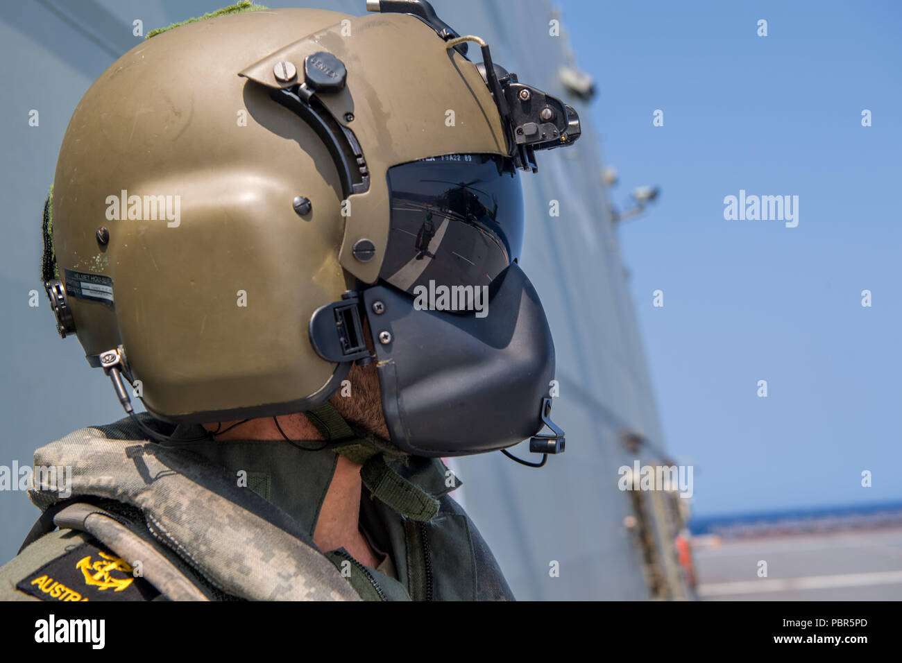 180719-N-VR594-2153 EN MER (19 juillet 2018) de la Royal Australian Navy Matelot équipage Air Damien Wallace, de Sydney, se prépare à bord d'un hélicoptère multirôle Royal Australian Navy-90 sur le pont de vol de l'hélicoptère du navire de débarquement quai HMAS Adelaide (L01) dans le cadre d'une reconstitution vertical au cours de Rim of the Pacific (RIMPAC), le 19 juillet. Vingt-cinq nations, 46 navires, 5 sous-marins, et d'environ 200 avions et 25 000 personnes participent à l'EXERCICE RIMPAC du 27 juin au 2 août dans et autour des îles Hawaï et la Californie du Sud. Le mari international le plus important au monde Banque D'Images