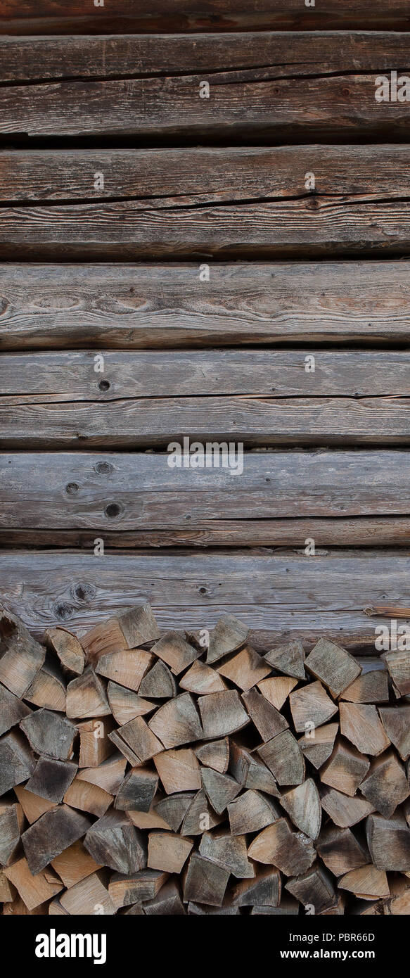 Bois de chauffage en face d'un arbre wallof une grange. Banque D'Images