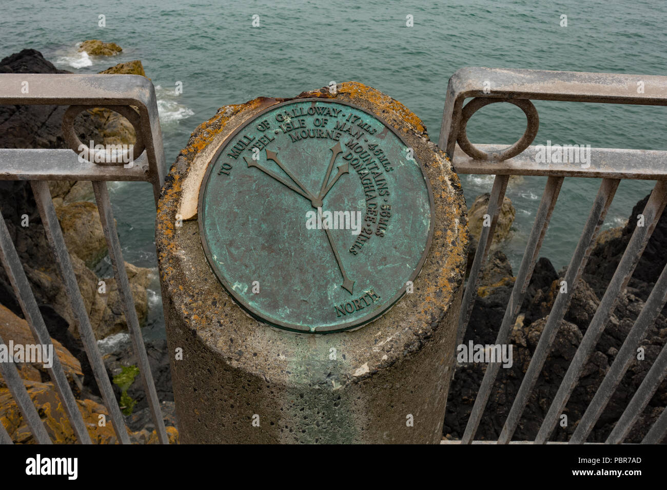 Marqueur à vue en direction de la mer. Portpatrick. Dumfries et Galloway. L'Écosse. Banque D'Images