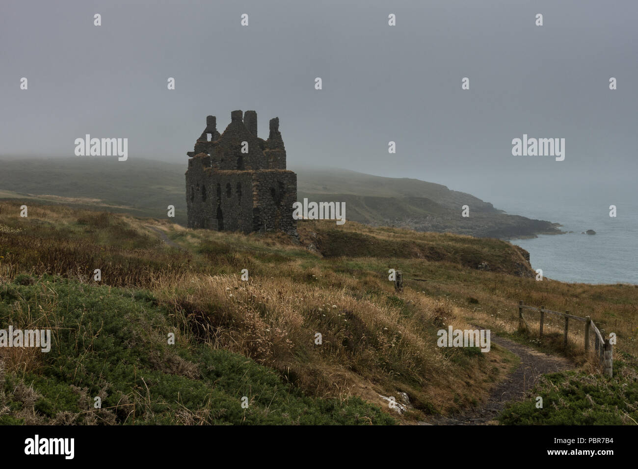 Dunskey Château le jour brumeux. Patrick Port Dumfries et Galloway. L'Écosse. Banque D'Images