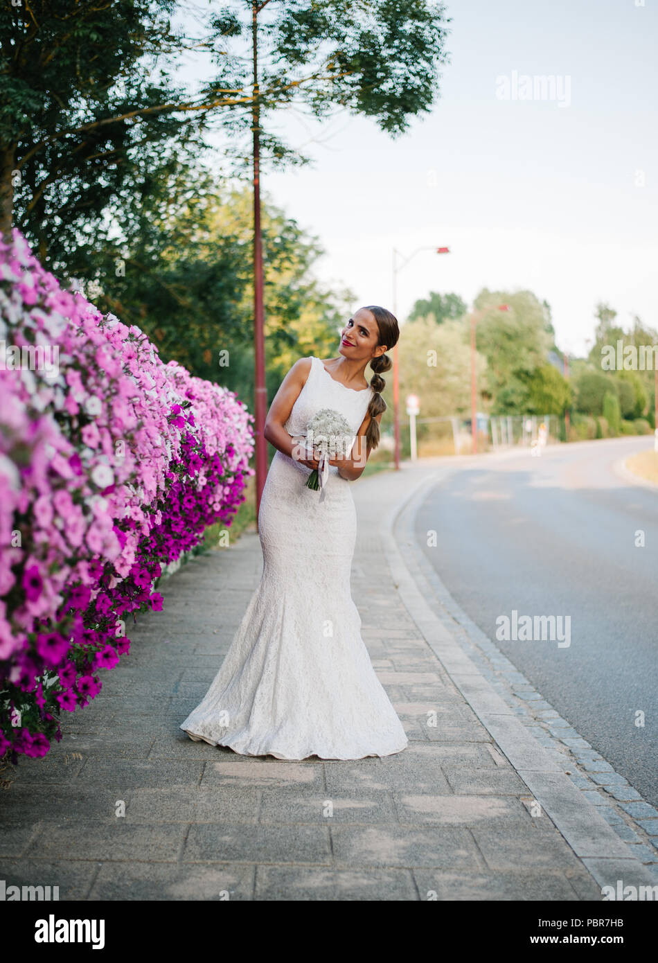 Mariée avec le tir à proximité de la route des fleurs Banque D'Images