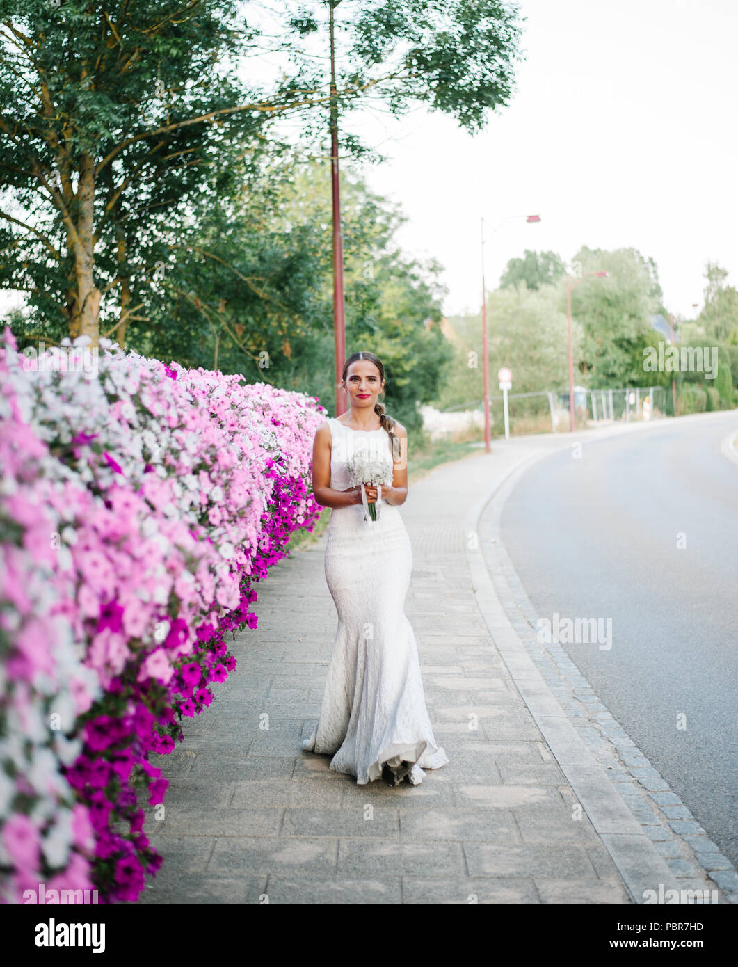 Mariée avec le tir à proximité de la route des fleurs Banque D'Images