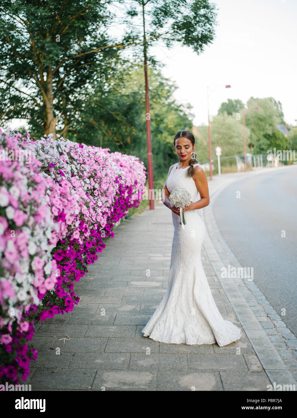 Mariée avec le tir à proximité de la route des fleurs Banque D'Images