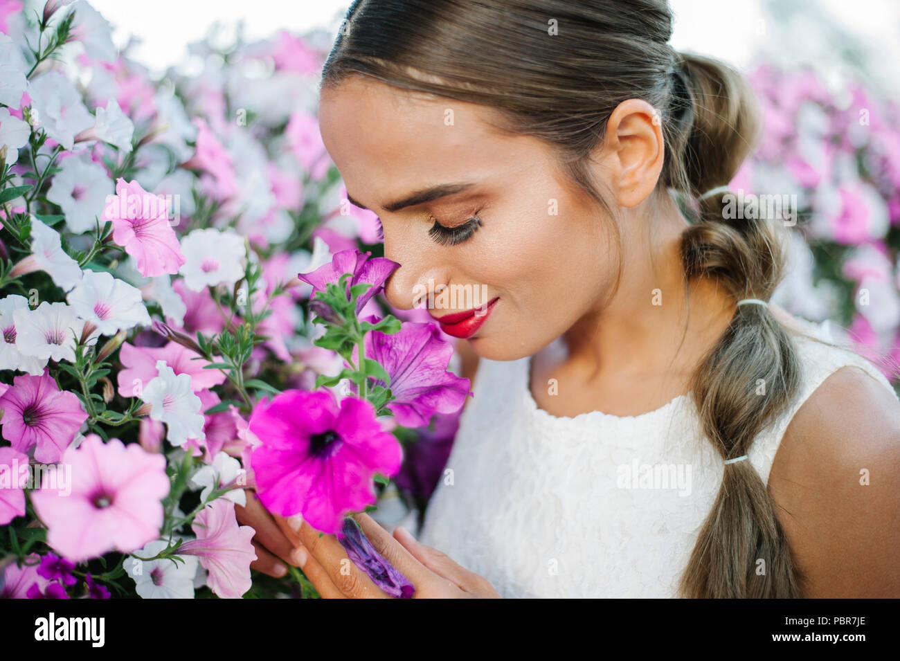 Mariée avec le tir à proximité de la route des fleurs Banque D'Images