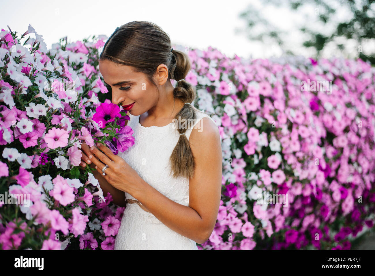 Mariée avec le tir à proximité de la route des fleurs Banque D'Images
