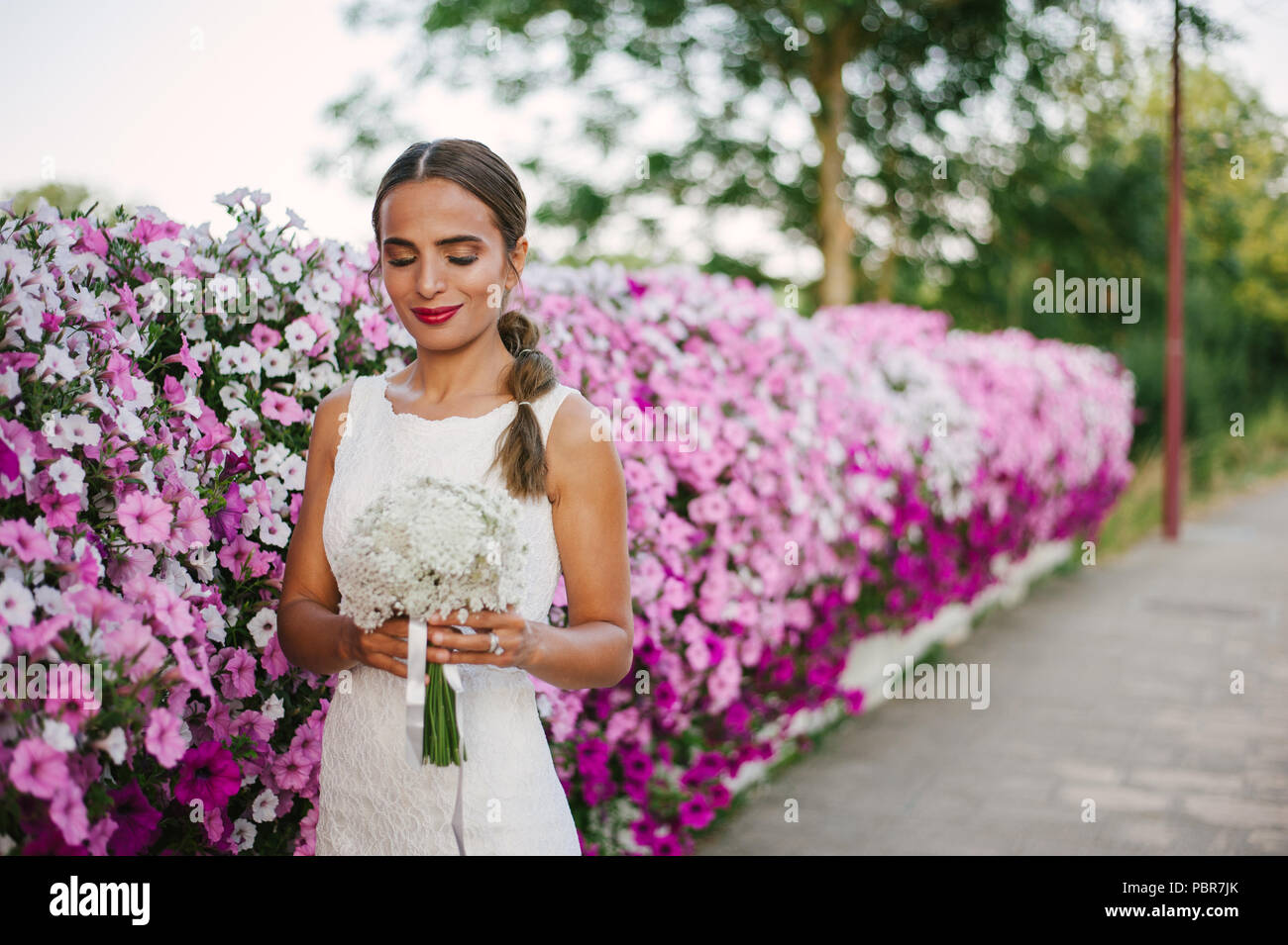 Mariée avec le tir à proximité de la route des fleurs Banque D'Images
