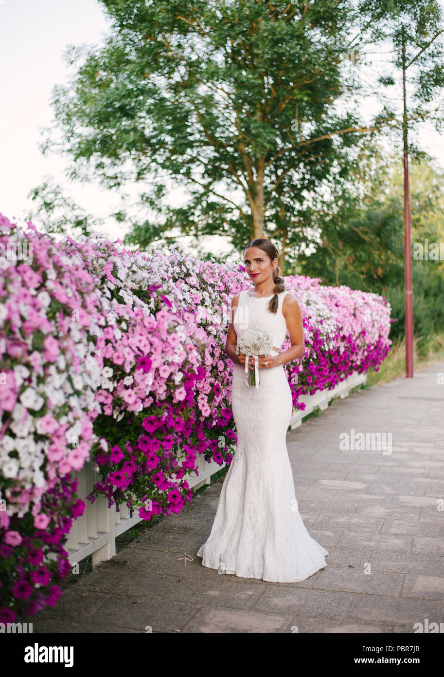 Mariée avec le tir à proximité de la route des fleurs Banque D'Images