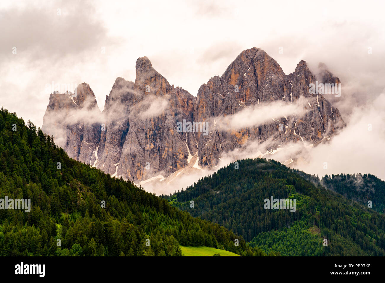 Vue sur le mont Geissler Spitzen des Dolomites à Val di Funes Valley dans le Tyrol du sud de l'Italie dans la soirée Banque D'Images