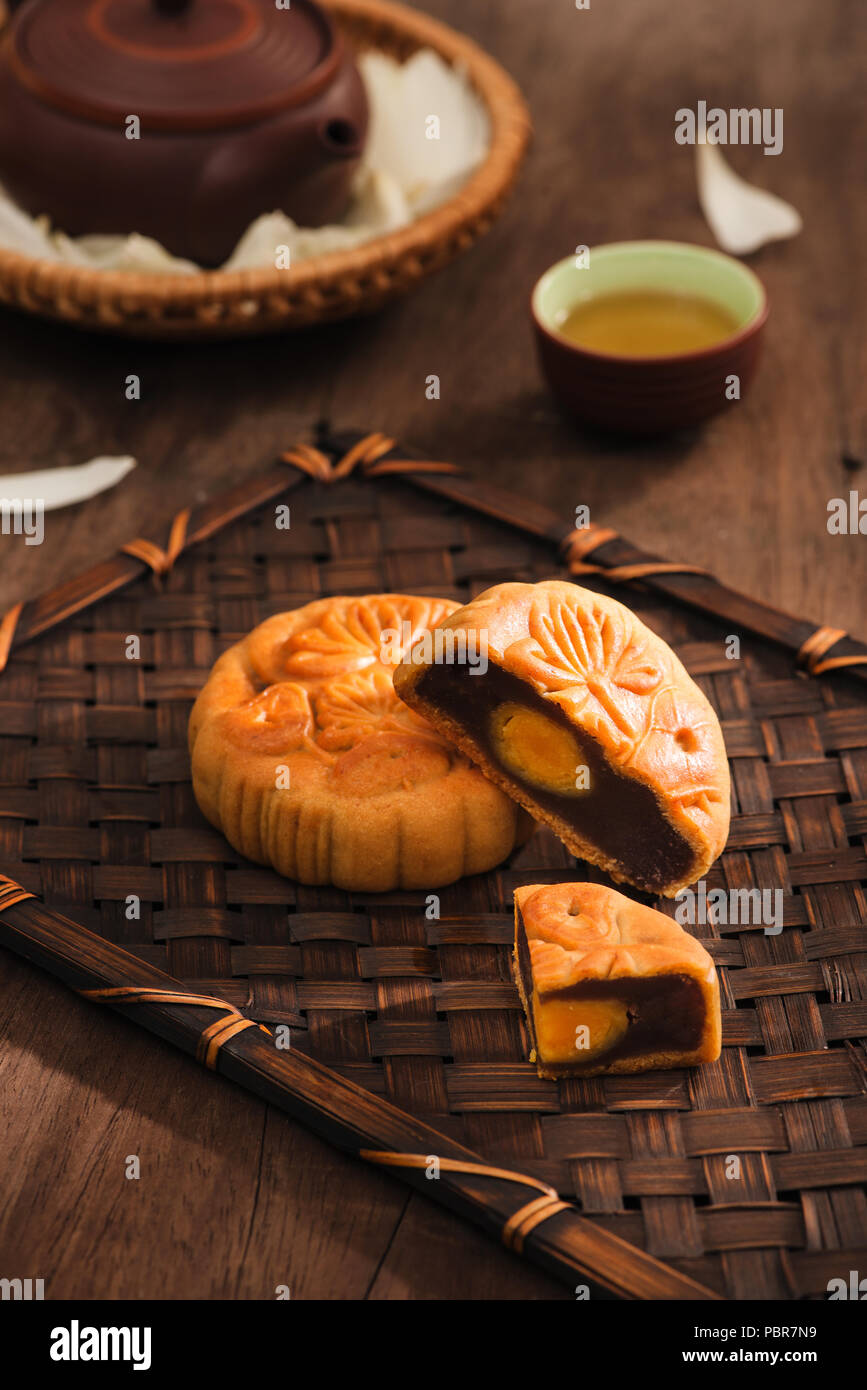 Gâteau de Lune Festival et le thé chaud - gâteau chinois Banque D'Images