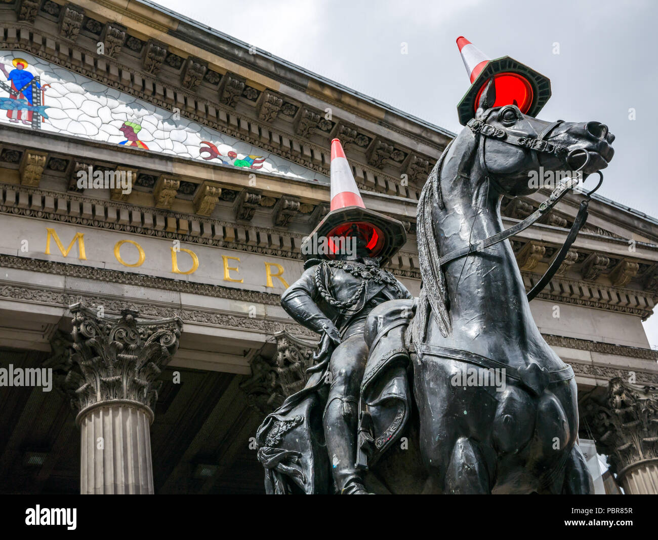 Statue du duc de Wellington par Carlo Marochetti avec cônes de circulation, Galerie d'Art Moderne, GoMA, Royal Exchange Square, Glasgow, Écosse, Royaume-Uni Banque D'Images