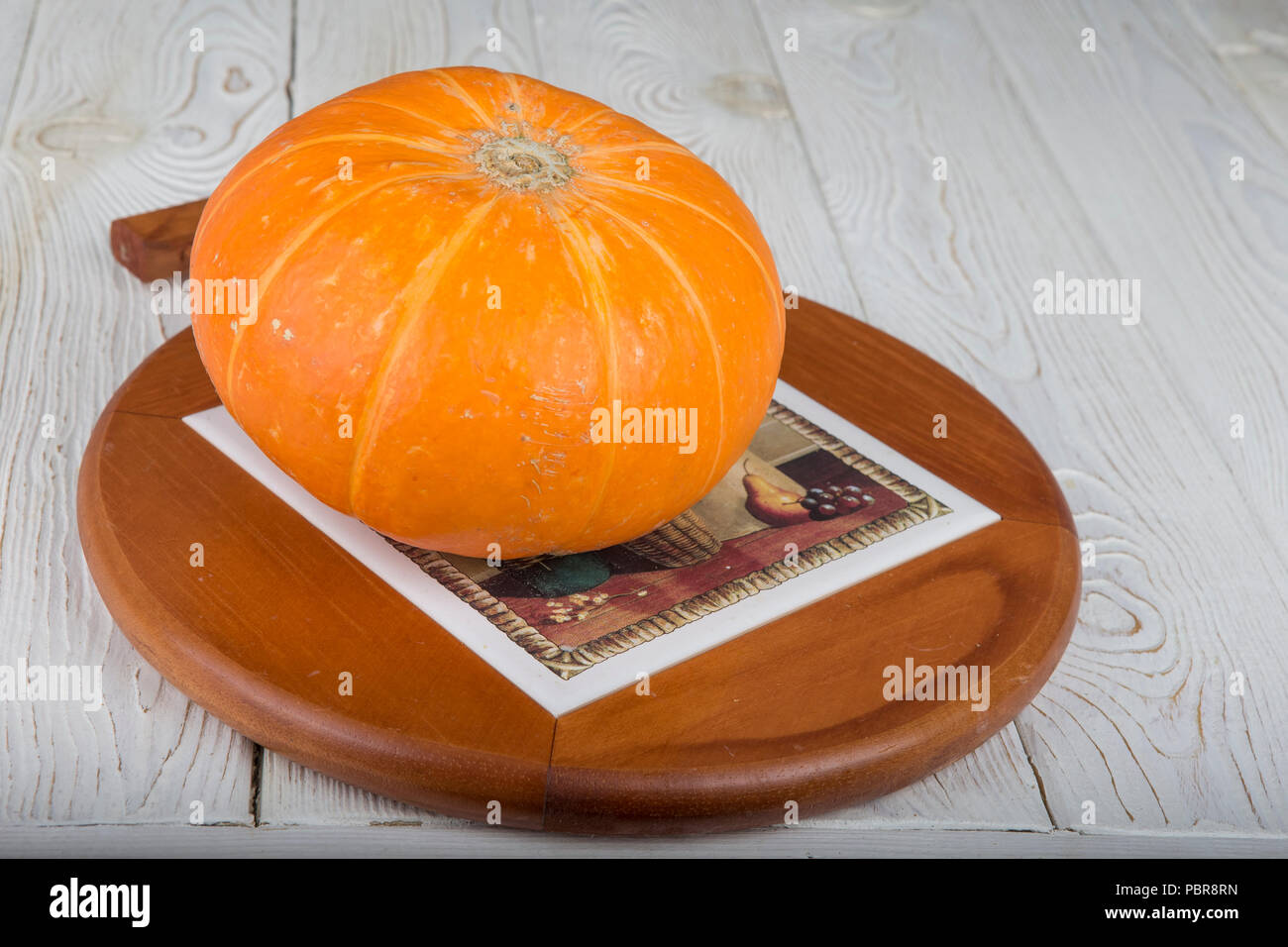 Frais mûrs citrouille. Sur une table en bois Banque D'Images