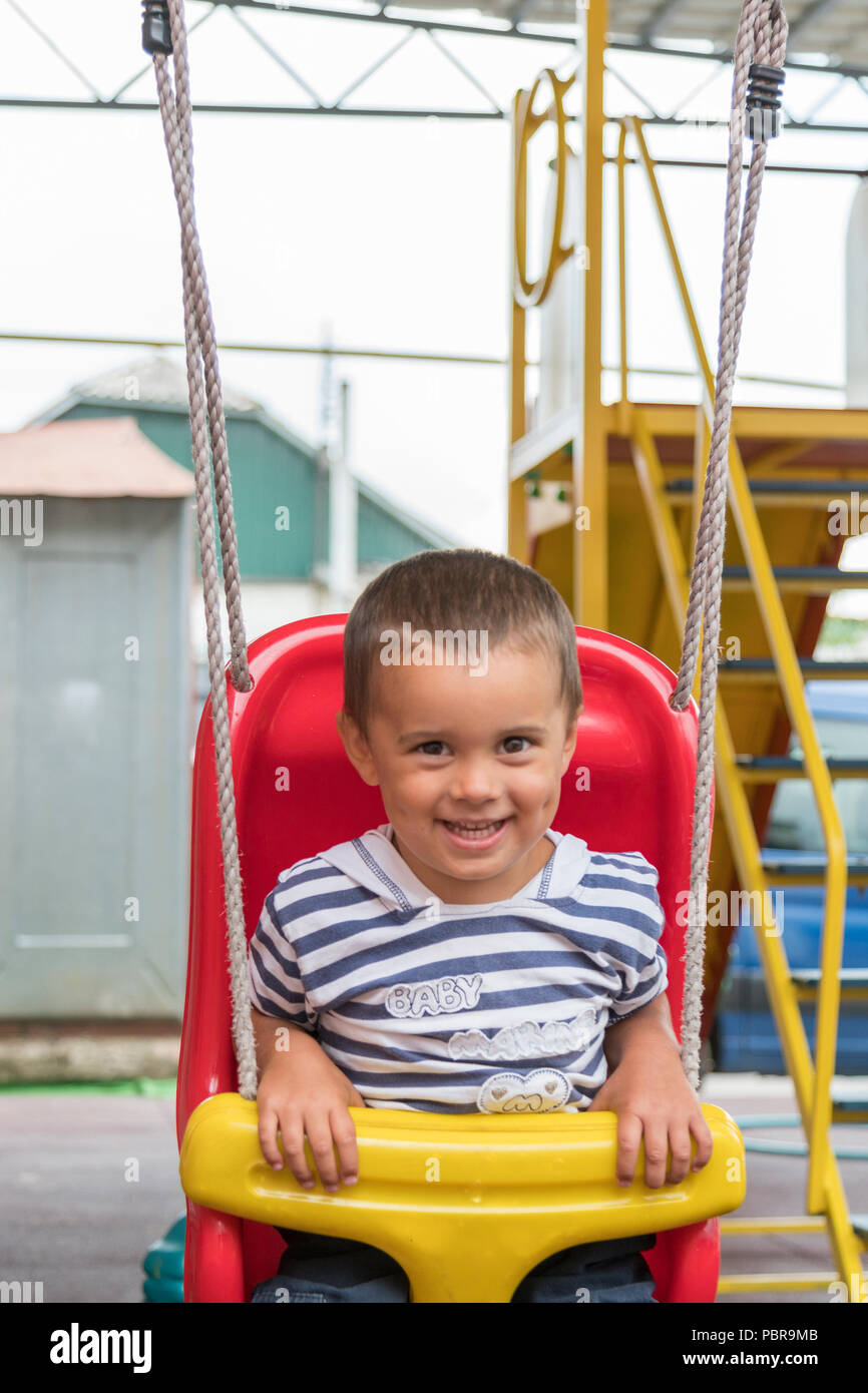 Bebe 2 Ans A Cheval Sur Une Balancoire Heureux L Enfant Dans L Aire De Jeux Ertical Photo Photo Stock Alamy Bebe 2 Ans A Cheval Sur Une Balancoire Heureux L Enfant Dans L Aire De Jeux Ertical Photo Photo Stock Alamy