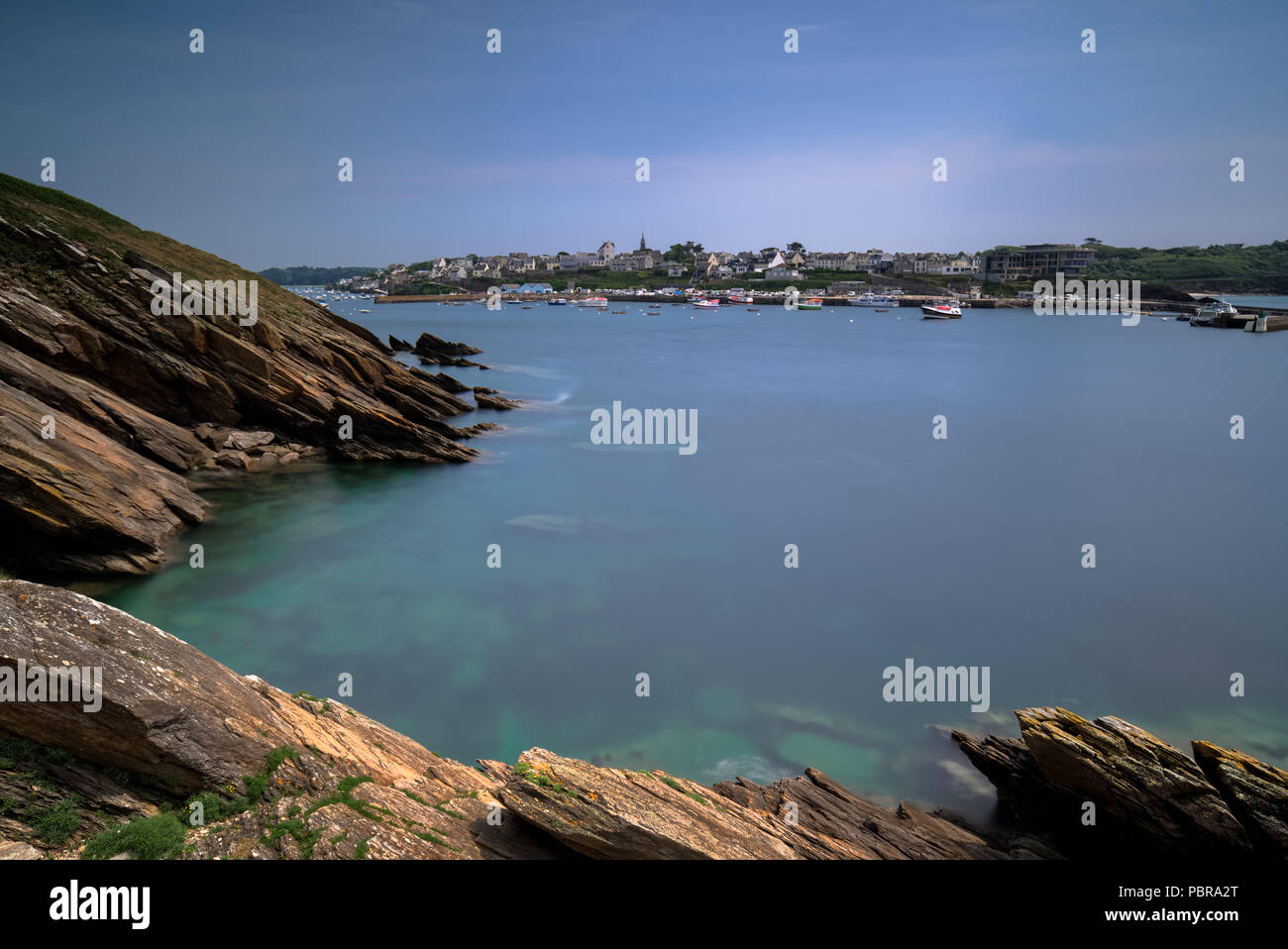 L'exposition longue vue du port de Le Conquet, Bretagne, France. La lumière du jour, paysage Banque D'Images