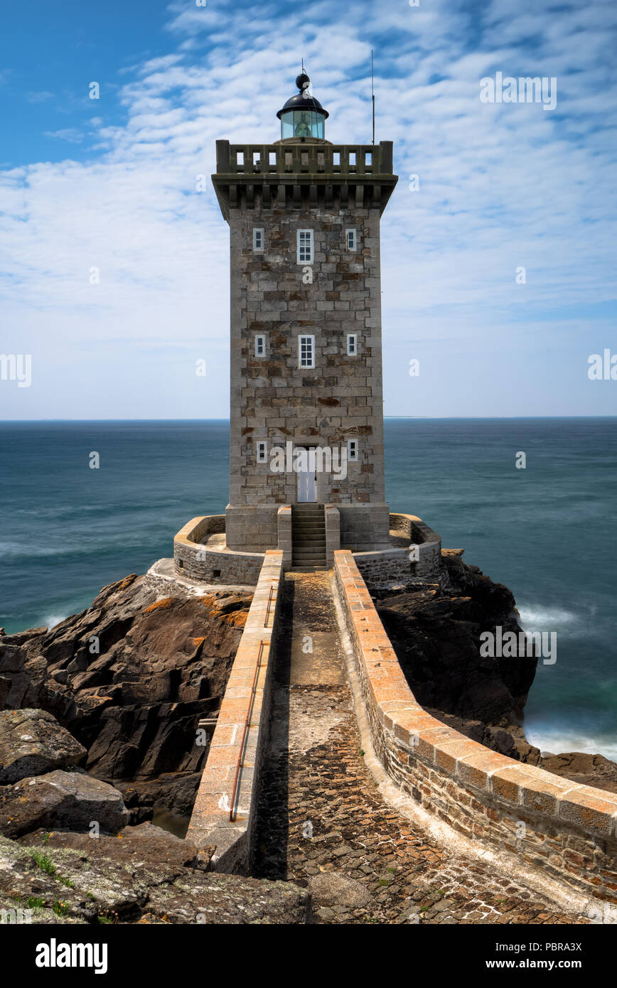 Vue d'exposition longue de la pointe de Kermorvan phare en Bretagne France. La lumière du jour Banque D'Images