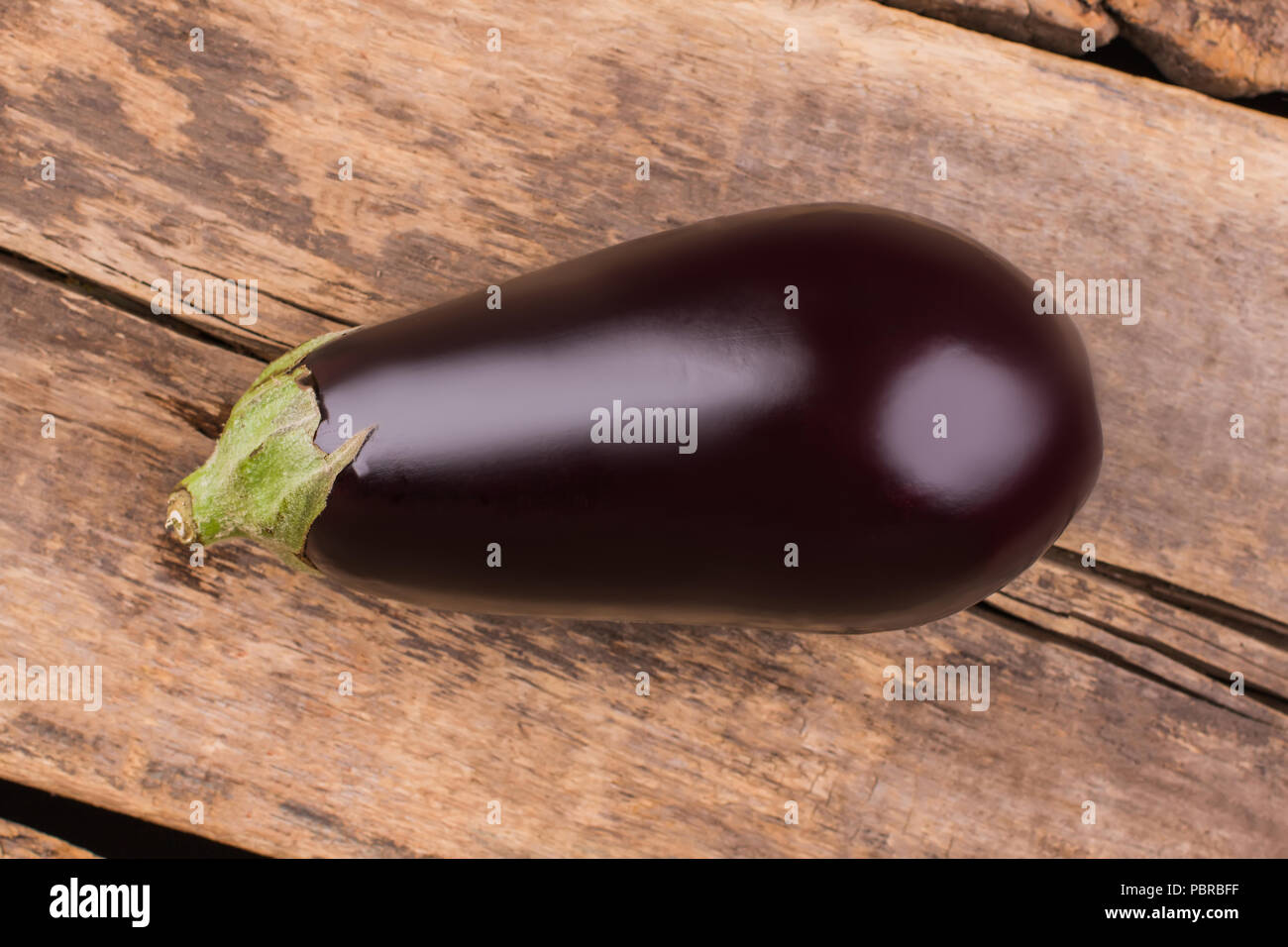 Matières aubergine sur un fond de bois. Vue d'en haut. Prêt pour la cuisson. Banque D'Images Matières aubergine sur un fond de bois. Vue d'en haut. Prêt pour la cuisson. Banque D'Images
