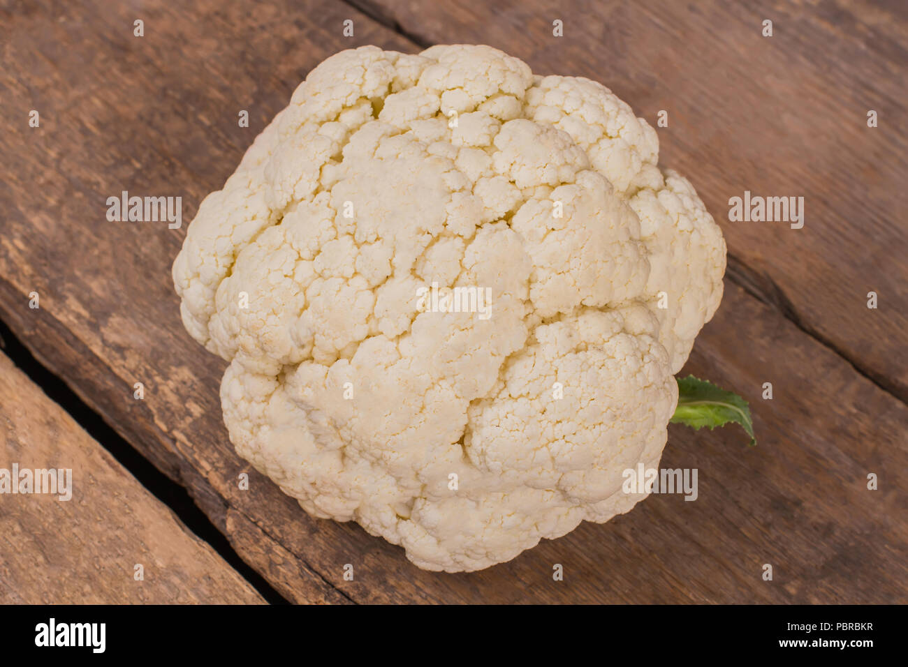 Chou-fleur blanc sur le bois. Close up, vue du dessus. Table en bois rustique, d'arrière-plan. Banque D'Images Chou-fleur blanc sur le bois. Close up, vue du dessus. Table en bois rustique, d'arrière-plan. Banque D'Images