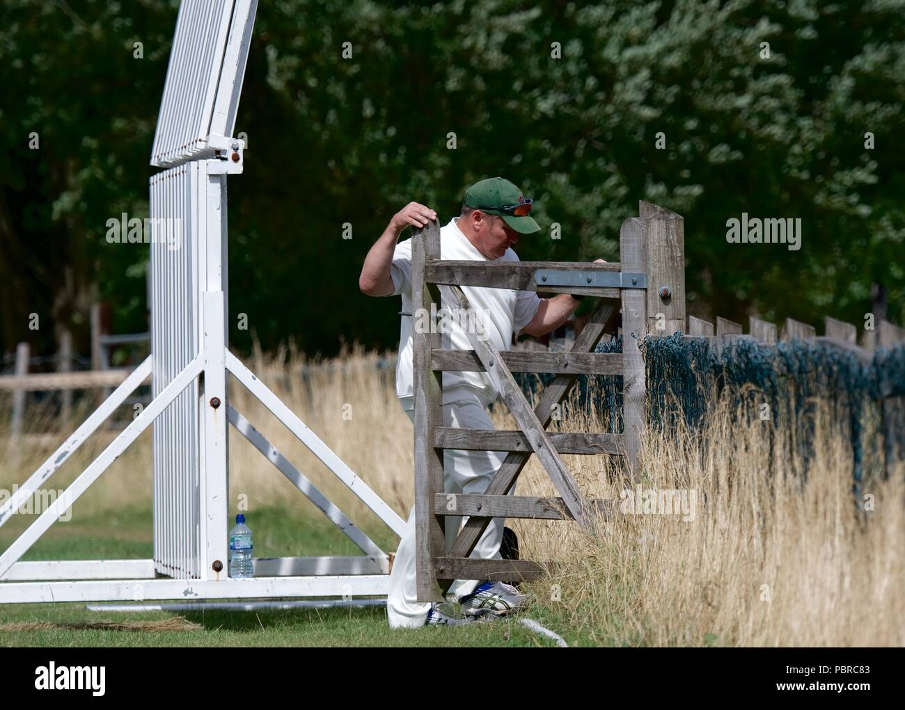 Un joueur va à la recherche de la balle dans un match de cricket entre Birch Vale et Thornsett deuxième équipe et Stalybridge St Paul's deuxième équipe. Banque D'Images