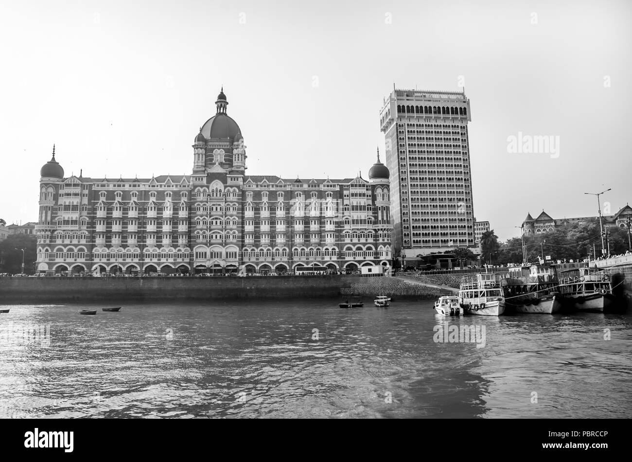 Image en noir et blanc du Taj Mahal Palace de Bombay. C'est un hôtel de luxe près de la porte de l'Inde à New Delhi, Inde. Banque D'Images